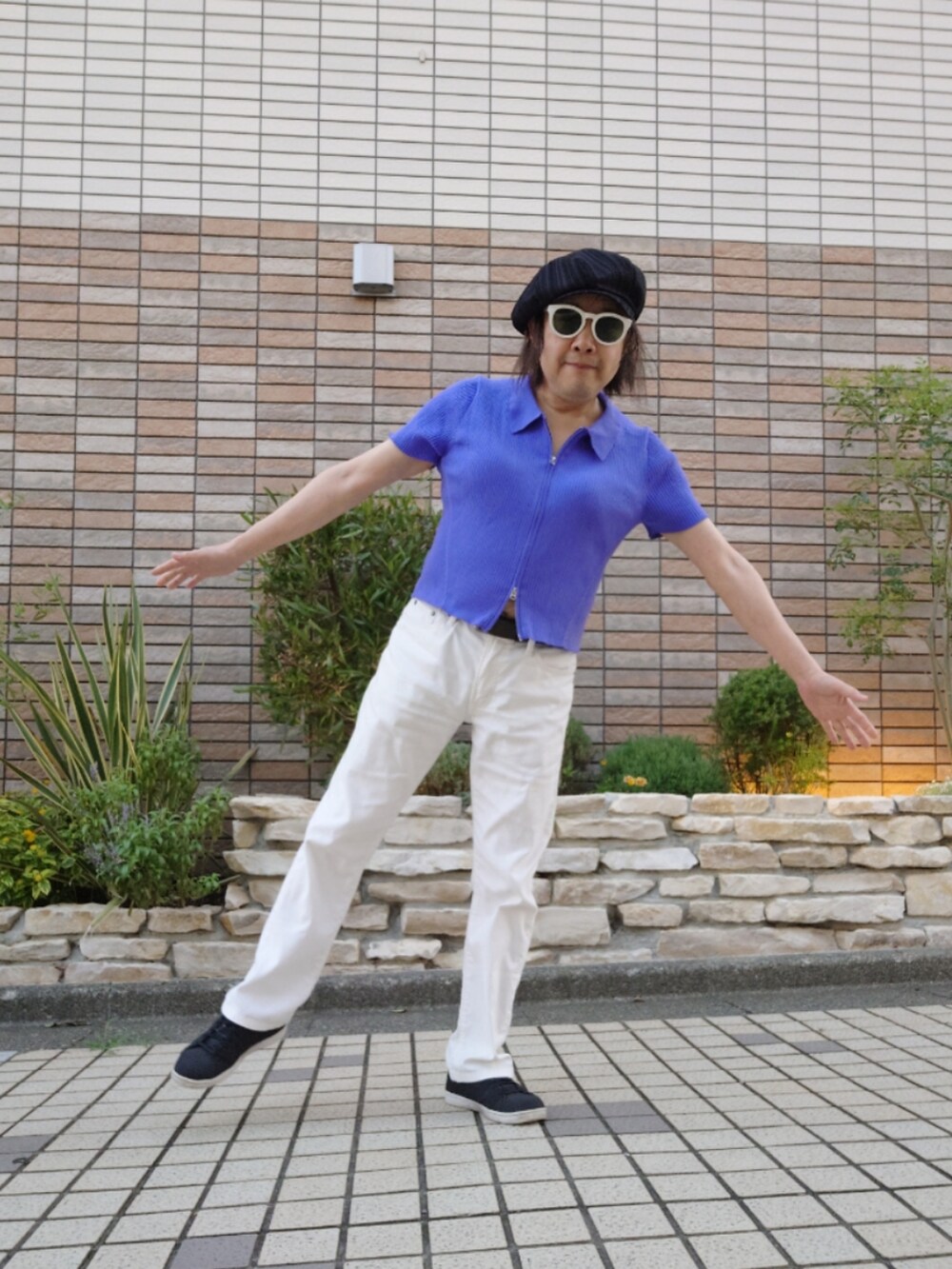 「夏コーデ、大人カジュアル、ダブルジップカーディガン、ホワイトデニムパンツ、キャスケット、カジュアルコーデ」｜「UNIQLOのアイテム（デニムパンツ、ホワイト系）」を使った、hiro_tさん（メンズ・160cm）の夏コーディネートの2枚目の写真