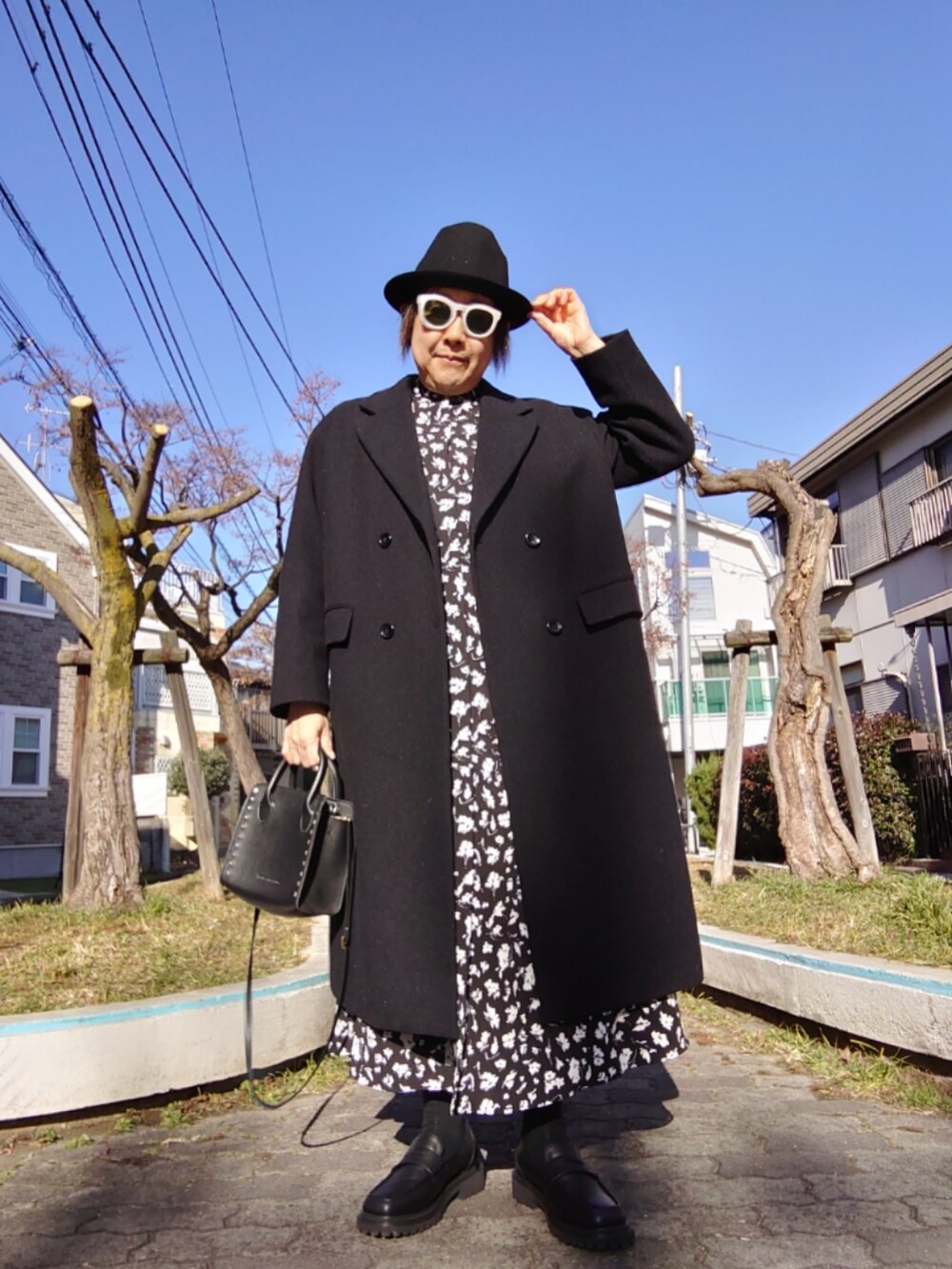 「モノトーン、ダブルブレストコート、シャツワンピース、小花柄ワンピース、ローファー、ハット、冬コーデ」｜「UNFILOのアイテム（シャツワンピース、ブラック系）」を使った、hiro_tさん（メンズ・160cm）の冬コーディネートの2枚目の写真
