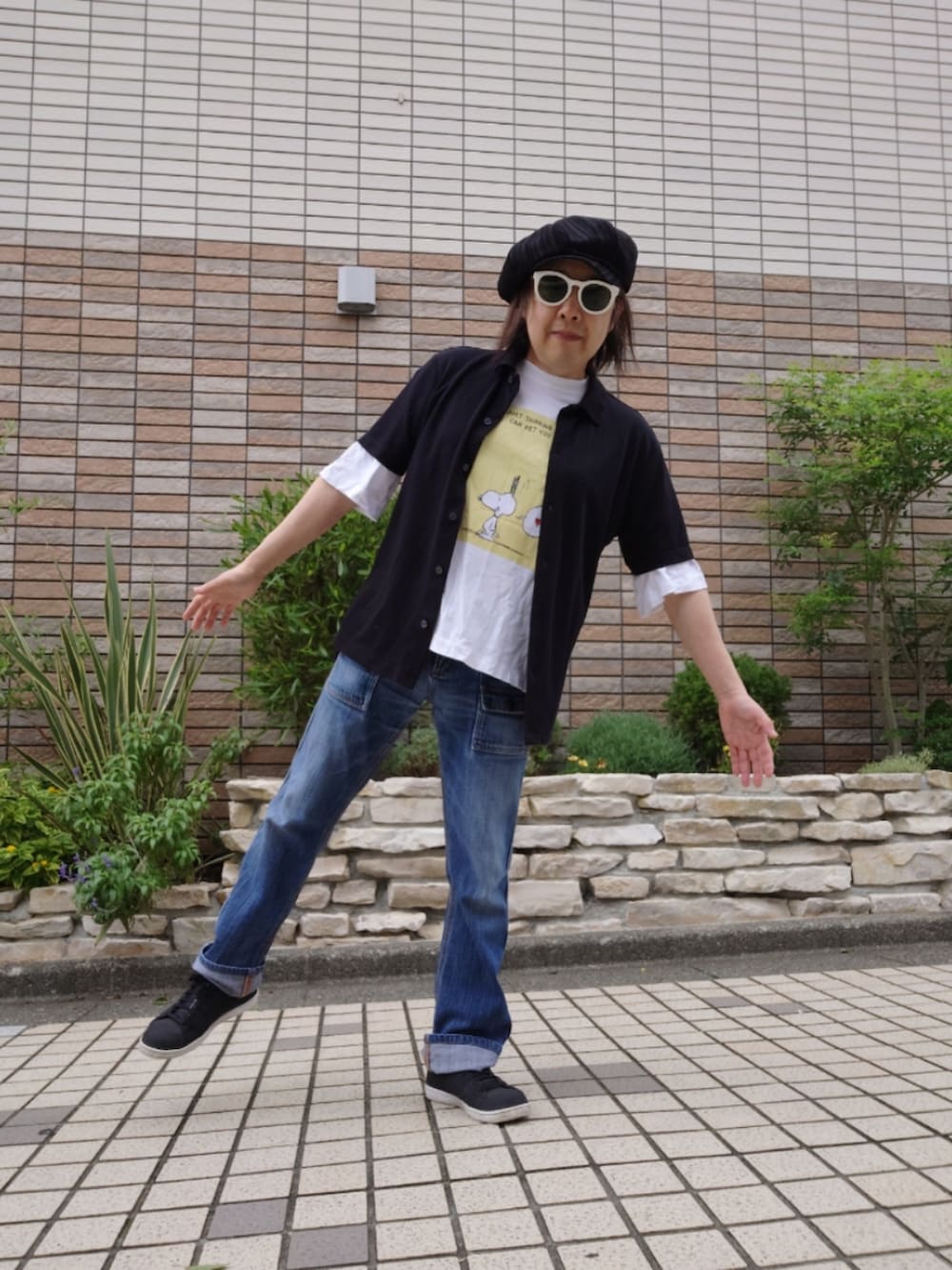 「メンズファッション、ポロカーディガン、スヌーピーT、デニムパンツ、キャスケット、カジュアルコーデ」｜「UNIQLOのアイテム（デニムパンツ、ブルー系）」を使った、hiro_tさん（メンズ・160cm）の夏コーディネートの2枚目の写真