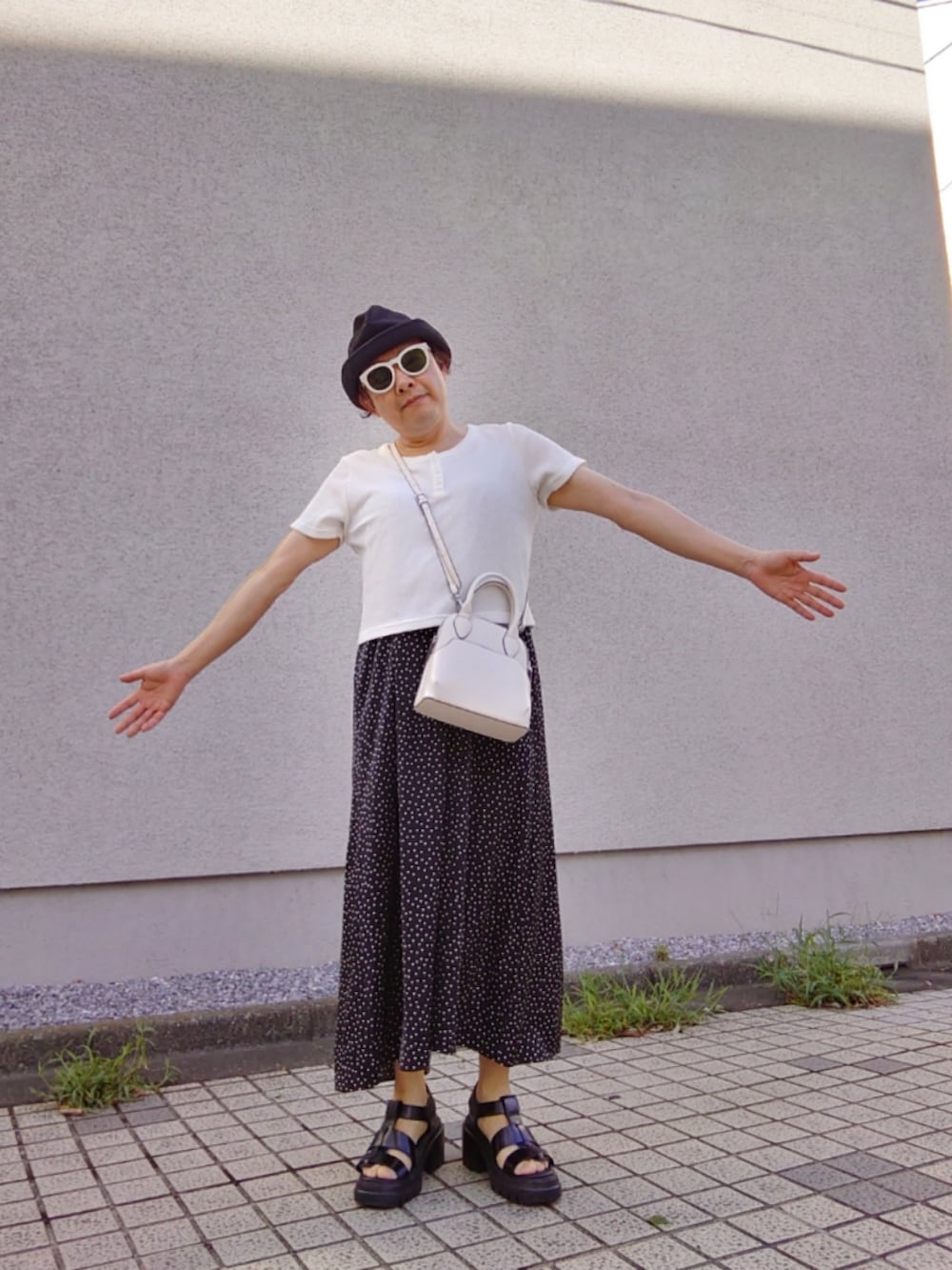 「夏コーデ、カジュアルコーデ、ヘンリーネックＴシャツ、ワッフルTシャツ、ドット柄、キャミソールワンピ、ハット、グルカサンダル」｜「ABC-MARTのABC SELECT エービーシーセレクト PL GURKHA SND 8 プラットグルカサンダル 8 W2024 BLACK（サンダル、ブラック系）」を使った、hiro_tさん（メンズ・160cm）の夏コーディネートの2枚目の写真
