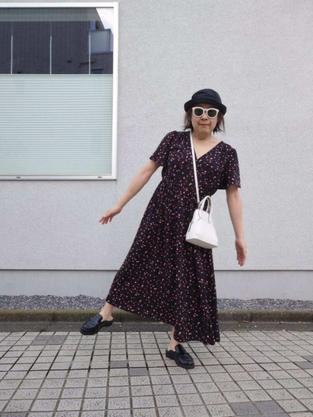 「プチプラ、シンプルスタイル、ワンピース、カシュクールワンピース、花柄ワンピース、バケットハット、ローファーサンダル」｜「GUのアイテム（ワンピース、ブラック系）」を使った、hiro_tさん（メンズ・160cm）の夏コーディネートの3枚目の写真