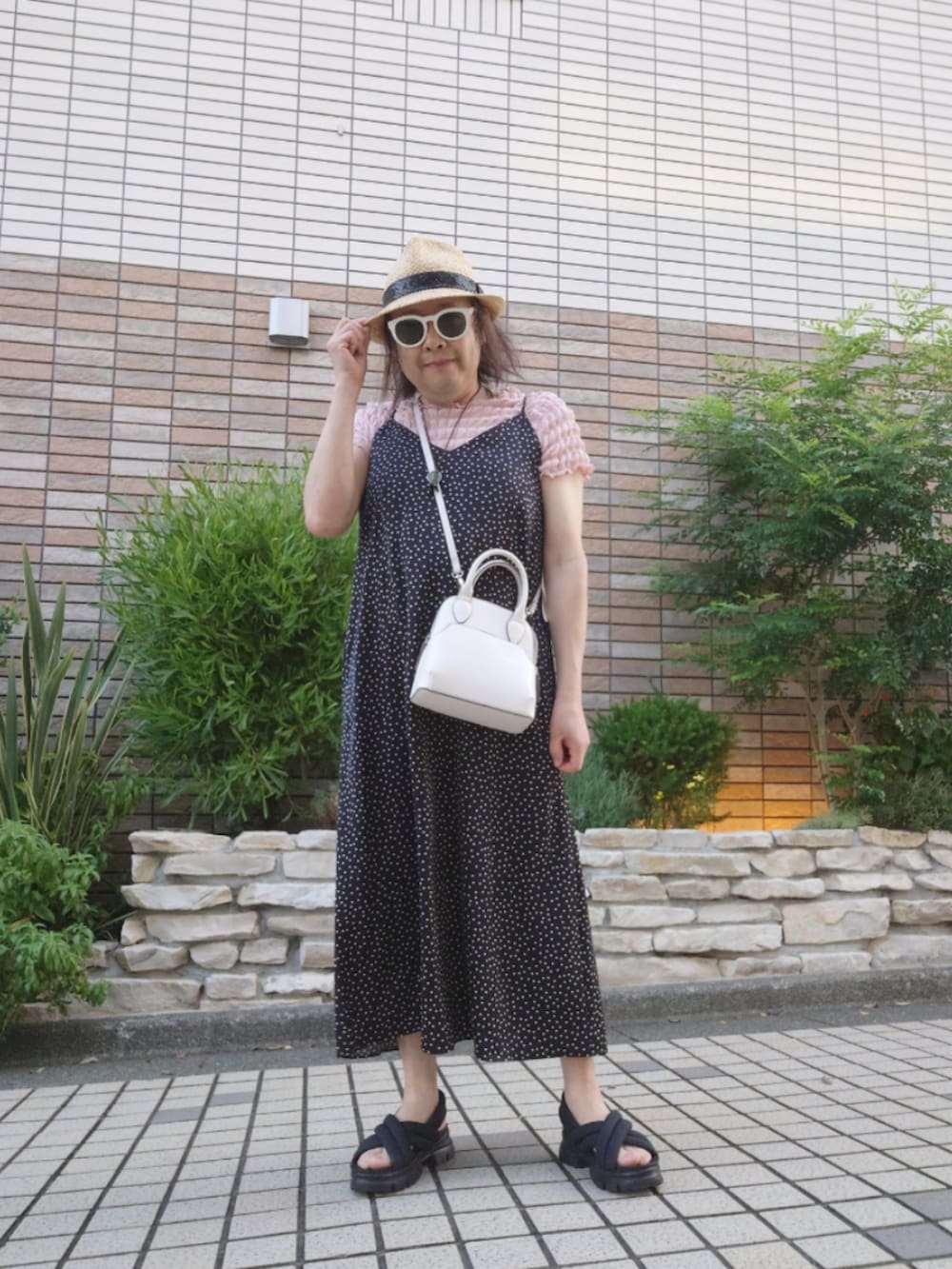 「GU、シャーリングトップス、キャミワンピース、ドット柄ワンピース、中折れハット、サンダル、カジュアルコーデ、夏コーデ」｜「GUのアイテム（ワンピース、ブラック系）」を使った、hiro_tさん（メンズ・160cm）の夏コーディネートの2枚目の写真