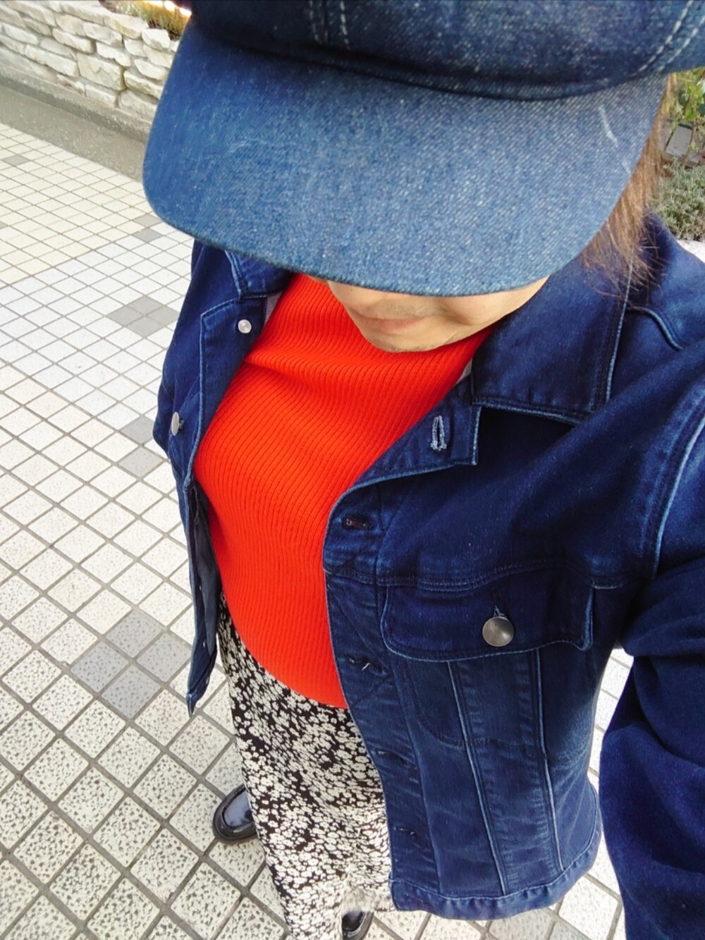 「カジュアル、秋コーデ、デニムジャケット、デニムキャスケット、タートルネックセーター、花柄スカート、デニム」｜「GLOBAL WORKのアイテム（スカート、ブラック系）」を使った、hiro_tさん（メンズ・160cm）の秋コーディネートの3枚目の写真