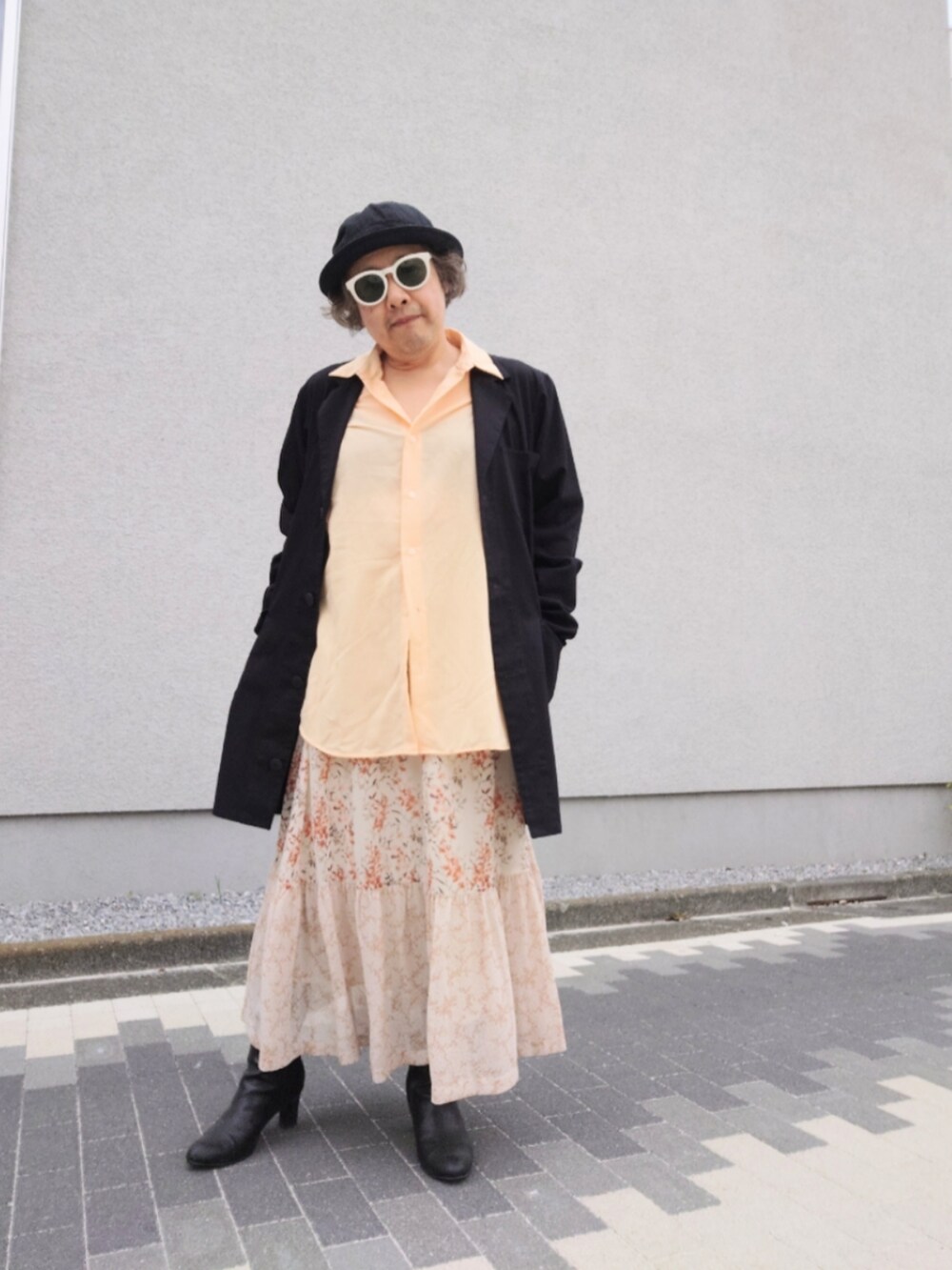 「大人カジュアル、最近のいい感じコーデ、ジャケット、シアーシャツ、花柄スカート、切替スカート、バケットハット、ショートブーツ」｜「GUのアイテム（ブーツ、ブラック系）」を使った、hiro_tさん（メンズ・160cm）の春コーディネートの2枚目の写真