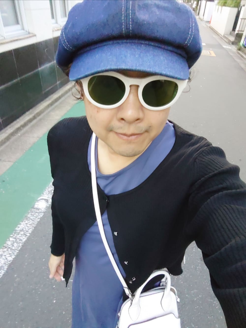 「秋服まるっと大公開、カジュアルコーデ、秋服コーデ、フレンチスリーブワンピ、クルーネックカーディガン、タンクソールブーツ、デニムキャスケット」｜「GUのアイテム（ボストンバッグ、ホワイト系）」を使った、hiro_tさん（メンズ・160cm）の秋コーディネートの4枚目の写真