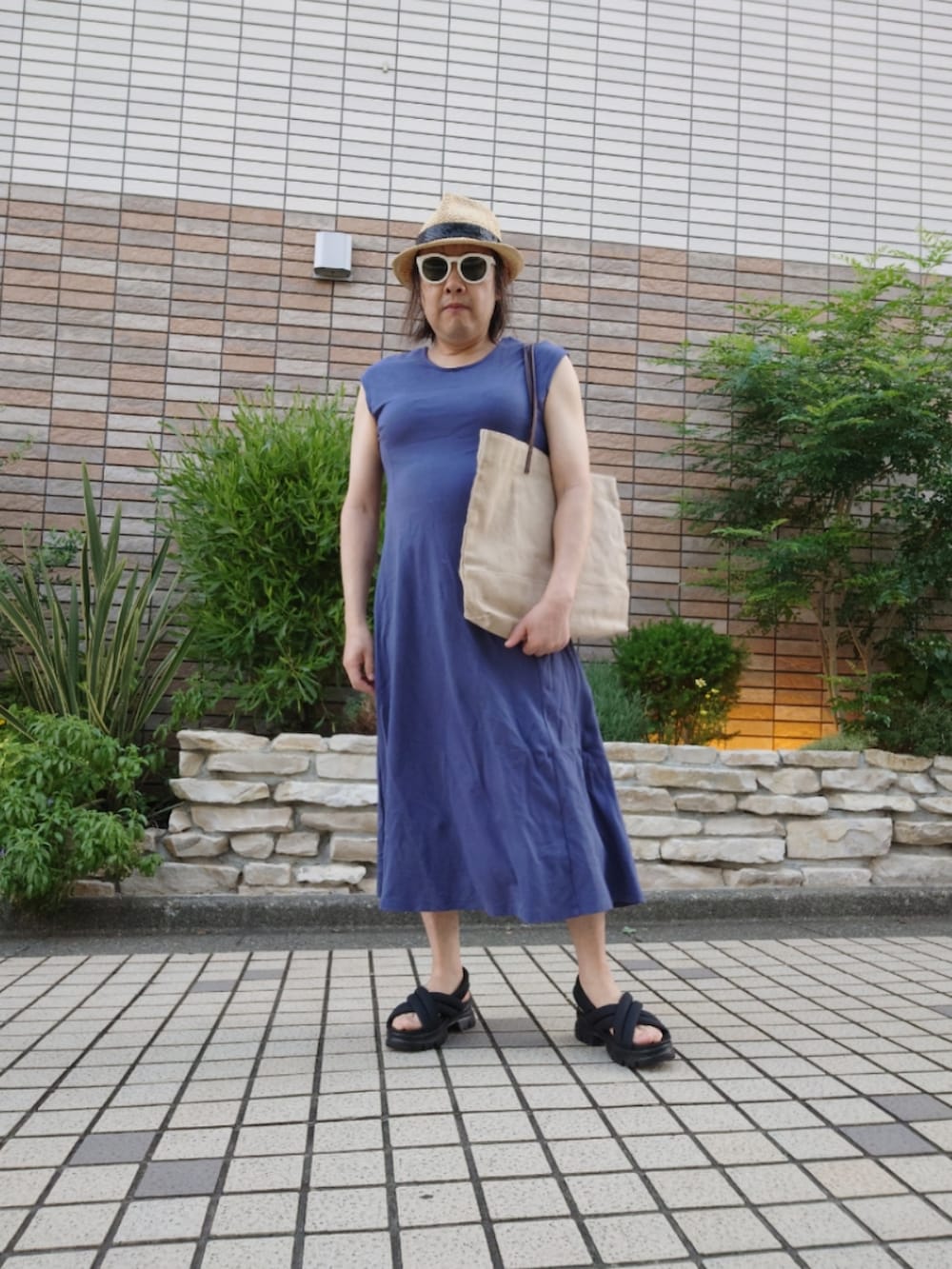 「GU、ワンピース、フレンチスリーブワンピ、フレンチスリーブ、中折れハット、サンダル、カジュアルコーデ、夏コーデ」｜「GUのアイテム（ワンピース、ブルー系）」を使った、hiro_tさん（メンズ・160cm）の夏コーディネートの2枚目の写真