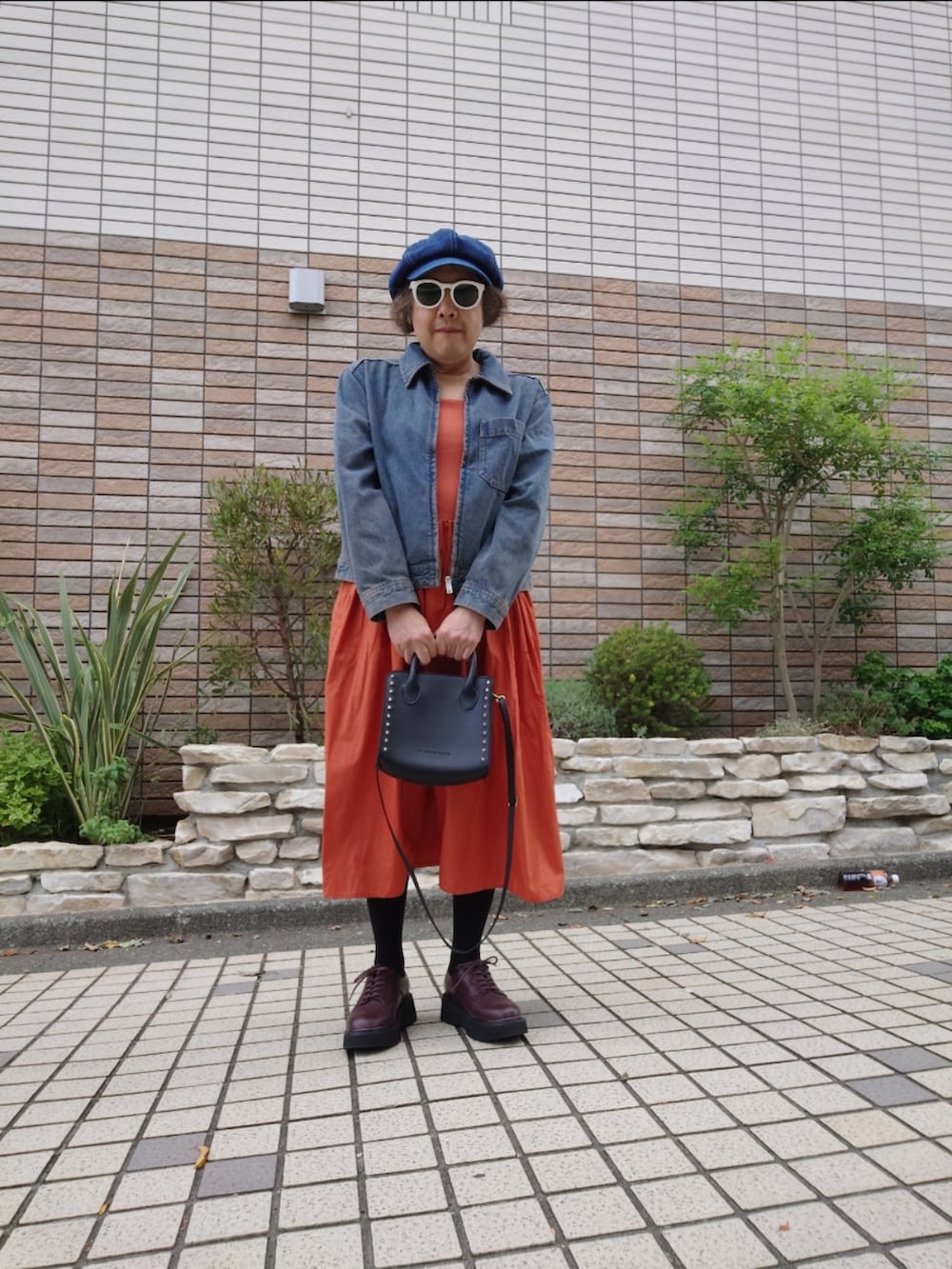 「秋コーデ、GU、シンプルスタイル、ワンピース、デニムジャケット、デニムキャスケット、ユニクロ」｜「UNIQLOのアイテム（ワンピース、オレンジ系）」を使った、hiro_tさん（メンズ・160cm）の秋コーディネートの2枚目の写真