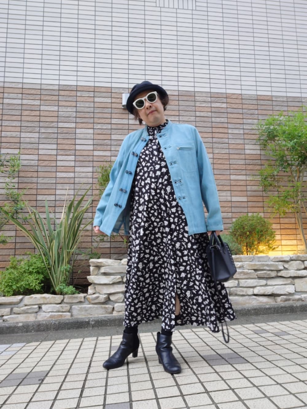 「秋コーデ、今日のコーデ、大人カジュアル、デニムジャケット、マオカラ―、花柄ワンピース、シャツワンピース、ショートブーツ、バケットハット」｜「LEHのアイテム（デニムジャケット、ブルー系）」を使った、hiro_tさん（メンズ・160cm）の秋コーディネートの3枚目の写真