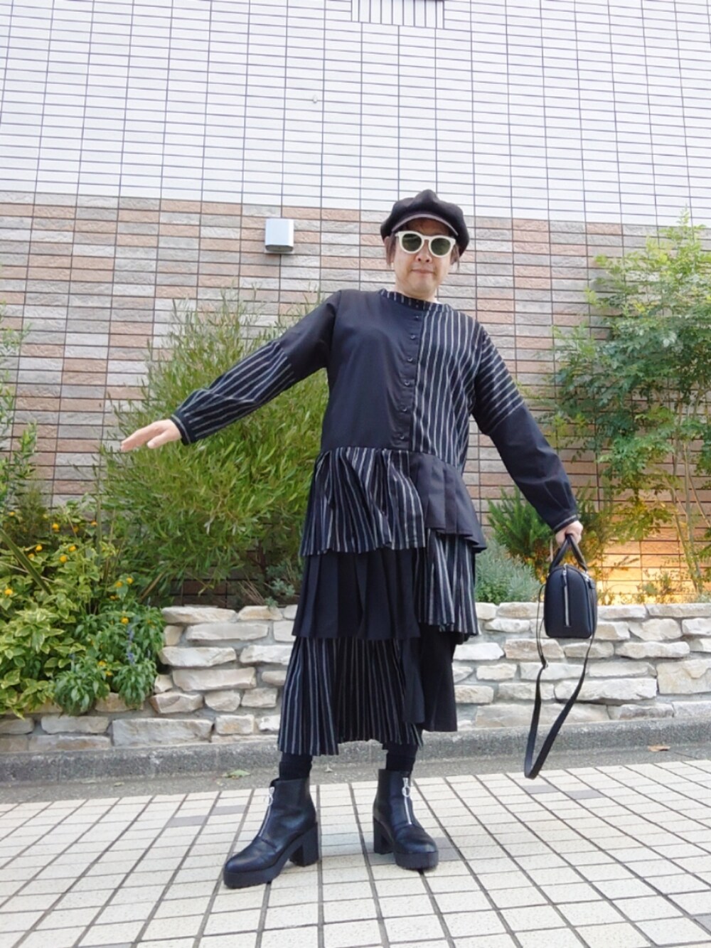 「秋冬コーデ、ワンピース、プリーツワンピース、キャスケット、フロントジップブーツ、ミニボストンバッグ、ペプラムワンピース、モノトーンコーデ」｜「osharewalkerの『kOhAKUストライプ×無地アシメプリーツワンピース』（ワンピース、ブラック系）」を使った、hiro_tさん（メンズ・160cm）の秋コーディネートの2枚目の写真