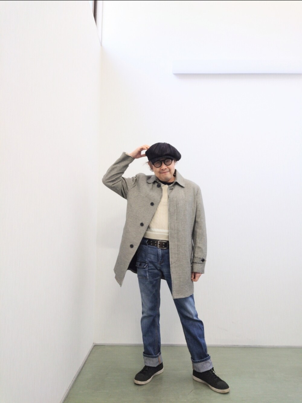 「今日のコーデ、プチプラ、古着MIX、デニムパンツ、キャスケット、スニーカー、ケーブルニット、ニットポロ、ポロセーター」｜「no brandのアイテム（ステンカラーコート、グレー系）」を使った、hiro_tさん（メンズ・160cm）の春コーディネートの2枚目の写真