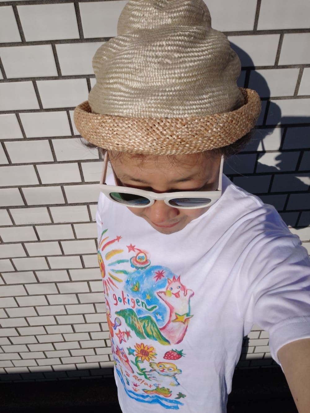 「休日コーデ、ホワイト、白Tシャツ、イラストT、バイカラースカート」｜「NON TOKYOのアイテム（スカート、ブルー系）」を使った、hiro_tさん（メンズ・160cm）の夏コーディネートの3枚目の写真