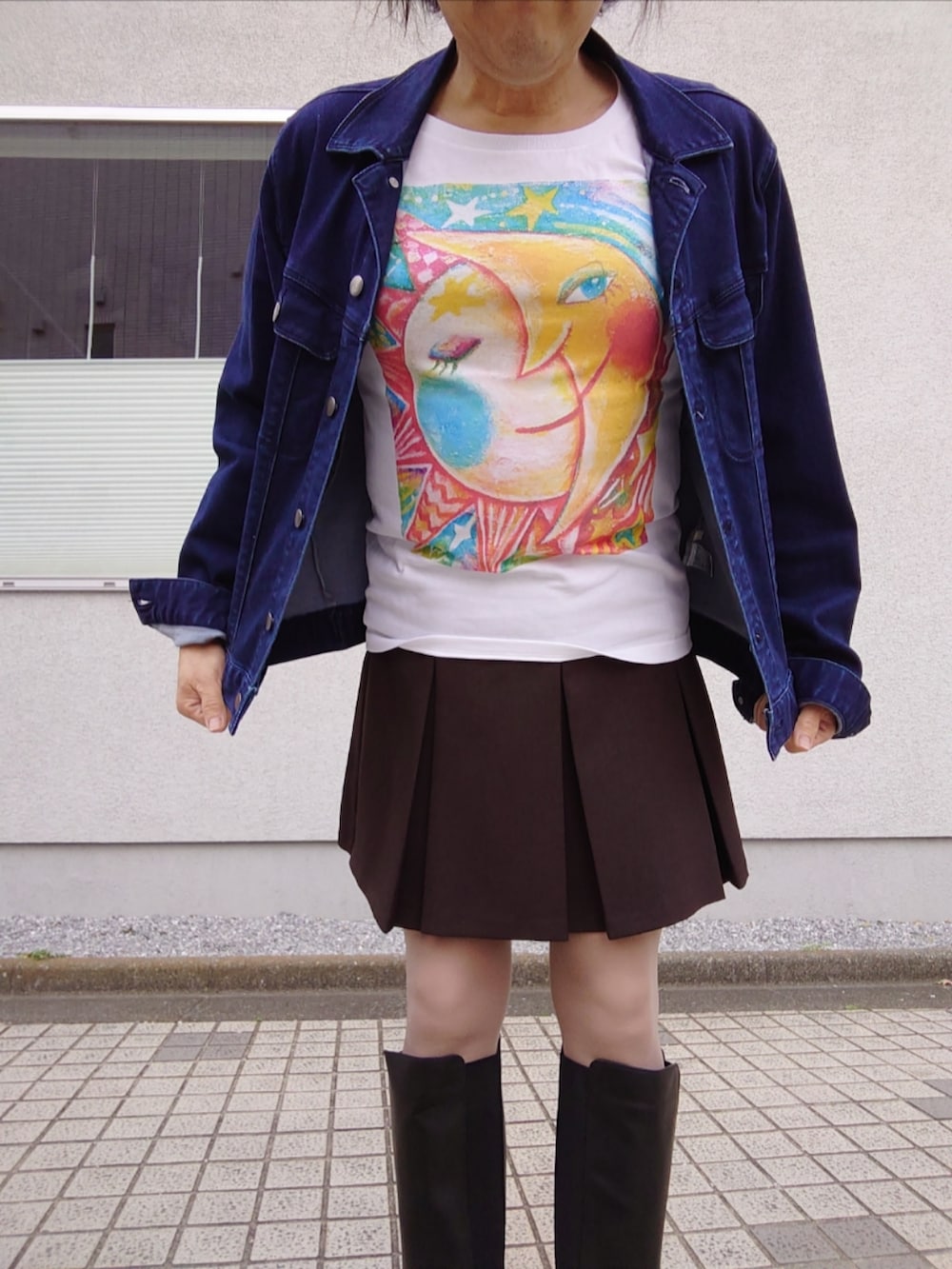 「休日コーデ、大人カジュアル、デニムジャケット、プリーツスカート、ミニスカート、プリントTシャツ、ロングブーツ、サイドゴアブーツ」｜「ORiental TRafficのアイテム（ブーツ、ブラック系）」を使った、hiro_tさん（メンズ・160cm）の春コーディネートの3枚目の写真