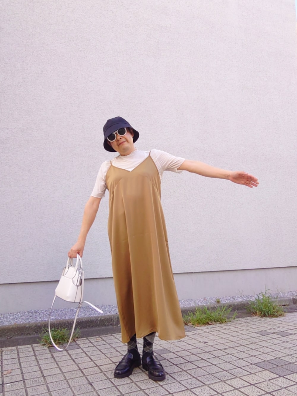 「シアートップス、キャミソールワンピ、バケットハット、ミニボストンバッグ、シアーTシャツ、リブタンクトップ、夏コーデ、カジュアルコーデ」｜「UNIQLOのアイテム（ワンピース/ドレス、ブラウン系）」を使った、hiro_tさん（メンズ・160cm）の夏コーディネートの2枚目の写真