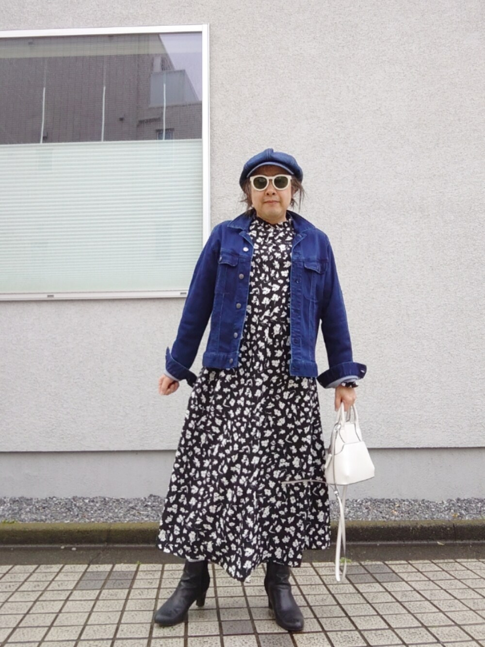 「ファッションを楽しもう、春服コーデ、休日スタイル、花柄ワンピース、デニムジャケット、デニムキャスケット、ショートブーツ」｜「UNFILOのアイテム（シャツワンピース、ブラック系）」を使った、hiro_tさん（メンズ・160cm）の春コーディネートの2枚目の写真