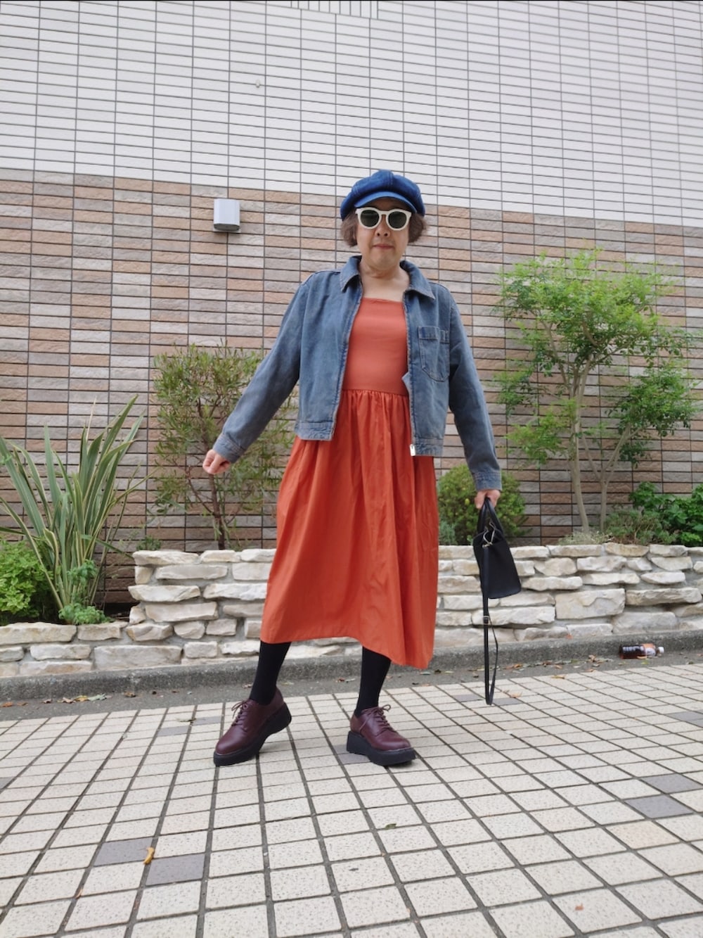 「秋コーデ、GU、シンプルスタイル、ワンピース、デニムジャケット、デニムキャスケット、ユニクロ」｜「UNIQLOのアイテム（ワンピース、オレンジ系）」を使った、hiro_tさん（メンズ・160cm）の秋コーディネートの3枚目の写真