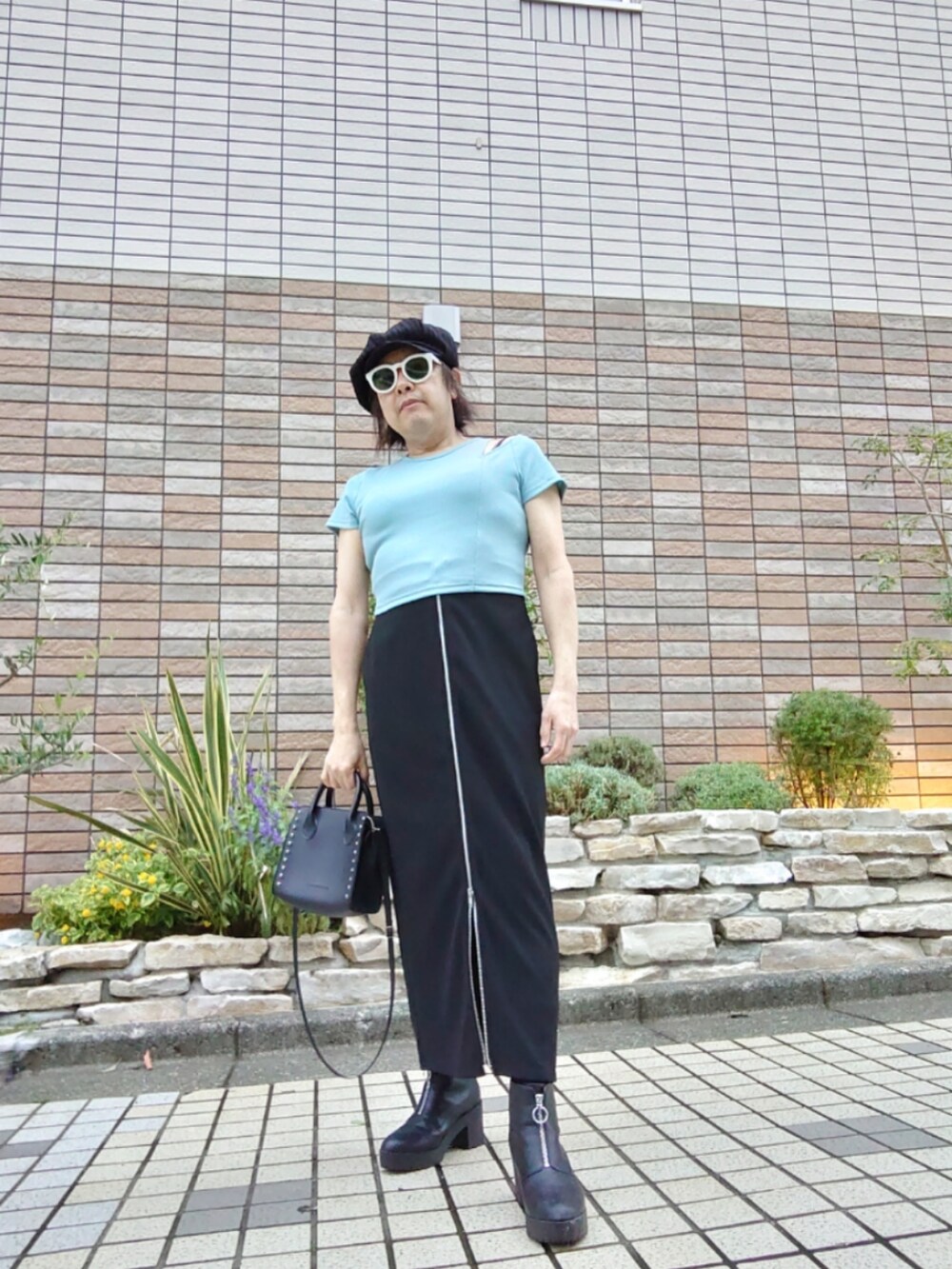 「大人カジュアル、カットアウト、カットソー、フロントジップスカート、フロントジップブーツ、キャスケット、カジュアルコーデ」｜「GUのアイテム（スカート、ブラック系）」を使った、hiro_tさん（メンズ・160cm）の春コーディネートの2枚目の写真
