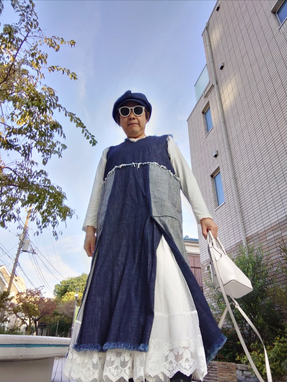 「重ね着ベストシーズン、休日コーデ、デニムワンピース、レースワンピース、デニムキャスケット、フロントジップブーツ、ワンピースレイヤード」｜「NON TOKYOのアイテム（ワンピース、ブルー系）」を使った、hiro_tさん（メンズ・160cm）の秋コーディネートの3枚目の写真