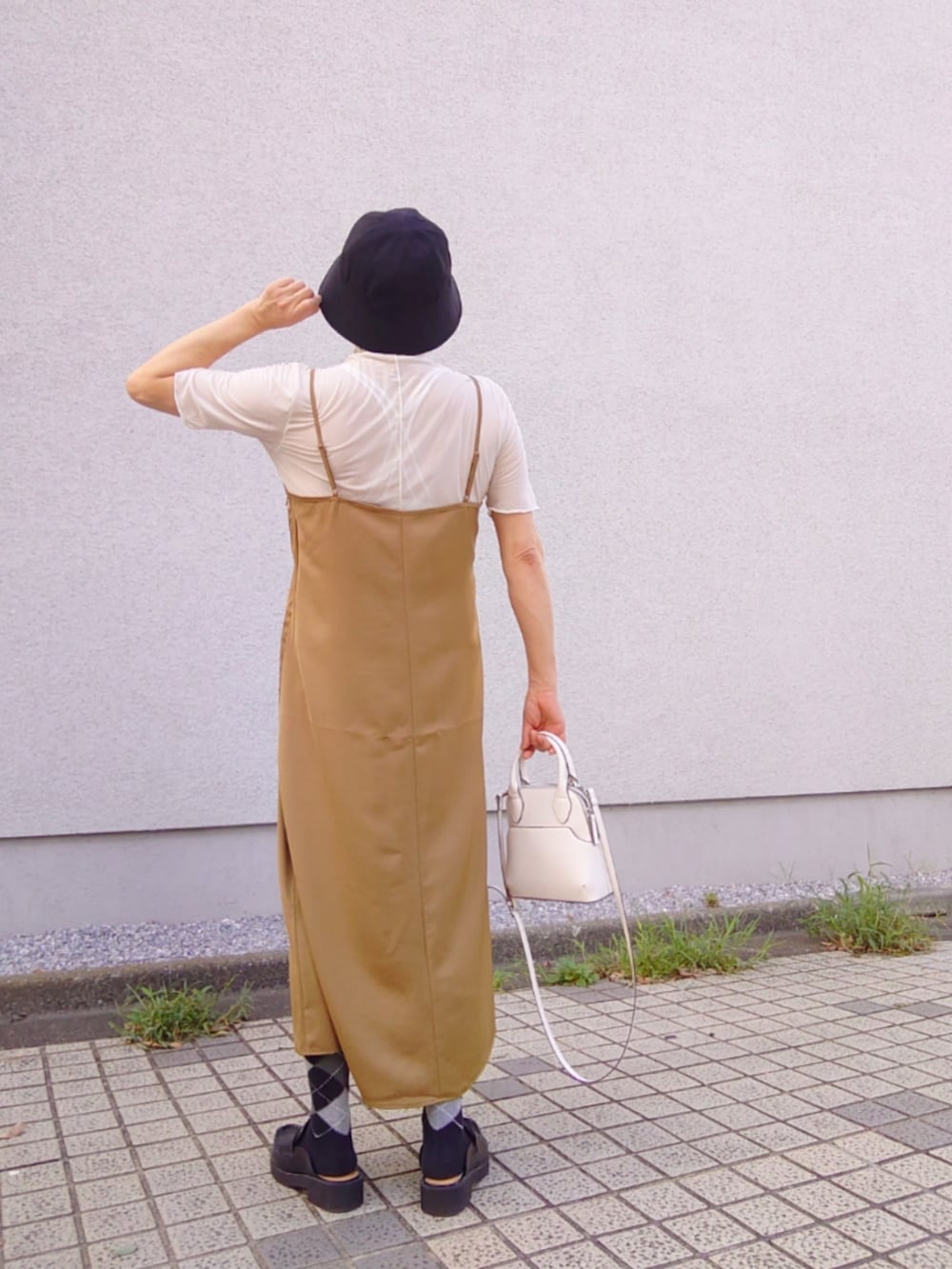 「シアートップス、キャミソールワンピ、バケットハット、ミニボストンバッグ、シアーTシャツ、リブタンクトップ、夏コーデ、カジュアルコーデ」｜「UNIQLOのアイテム（ワンピース/ドレス、ブラウン系）」を使った、hiro_tさん（メンズ・160cm）の夏コーディネートの3枚目の写真