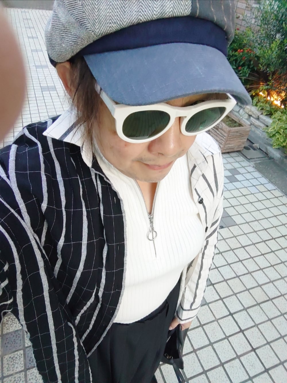 「秋服、シャツワンピース、ハーフジップニット、プリーツパンツ、パッチワークキャスケット、ショートブーツ、フロントジップブーツ、モノトーンコーデ」｜「osharewalkerの『kOhAKUアシメプリーツワイドパンツ』（その他パンツ、ブラック系）」を使った、hiro_tさん（メンズ・160cm）の秋コーディネートの3枚目の写真