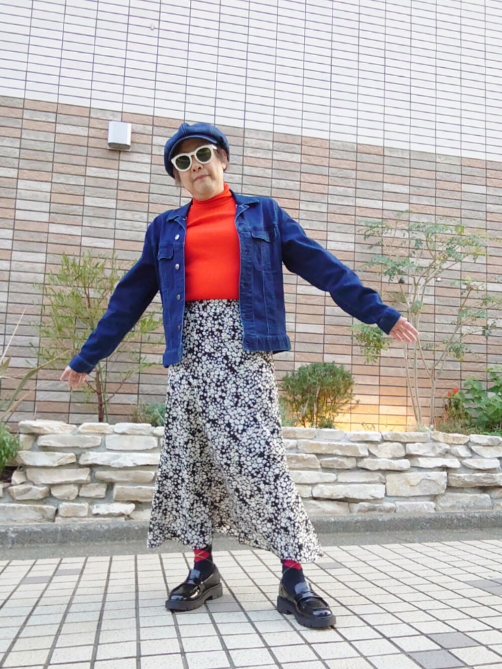 「カジュアル、秋コーデ、デニムジャケット、デニムキャスケット、タートルネックセーター、花柄スカート、デニム」｜「GLOBAL WORKのアイテム（スカート、ブラック系）」を使った、hiro_tさん（メンズ・160cm）の秋コーディネートの2枚目の写真