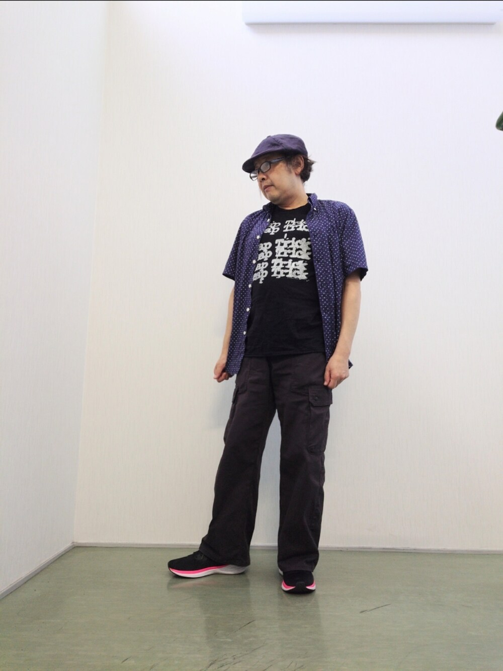 「カジュアルコーデ、ドットシャツ、チープ・トリック、バレルパンツ、カーゴパンツ、ワイドパンツ、ハンチング」｜「GUのアイテム（カーゴパンツ、グレー系）」を使った、hiro_tさん（メンズ・160cm）の秋コーディネートの2枚目の写真