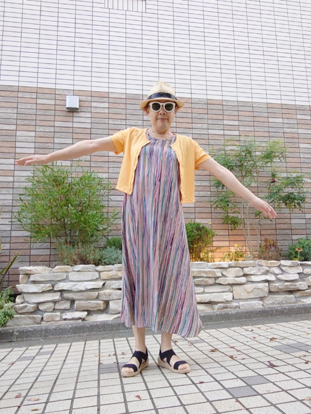「休日スタイル、シンプルコーデ、ワンピース、コンパクトカーディガン、コンパクトトップス、ストローハット、クロスストラップサンダル、ストライプ、ノースリーブワンピース」｜「antiquaのアイテム（ワンピース、その他）」を使った、hiro_tさん（メンズ・160cm）の夏コーディネートの2枚目の写真