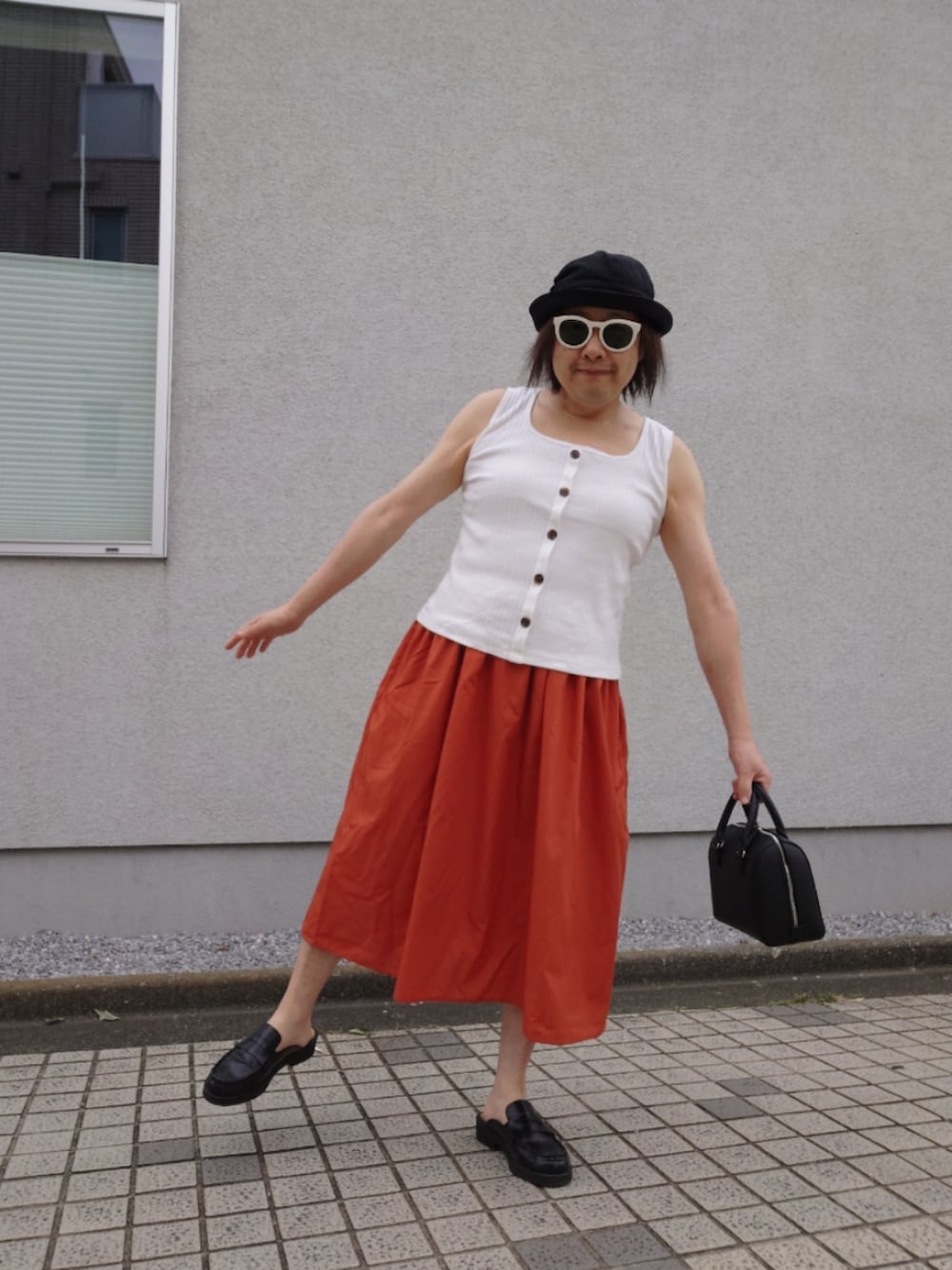 「プチプラ、夏コーデ、ワンピース、タンクトップ、レイヤードスタイル、バケットハット、ローファーサンダル、ミニボストンバッグ」｜「GUのアイテム（サンダル、ブラック系）」を使った、hiro_tさん（メンズ・160cm）の夏コーディネートの2枚目の写真