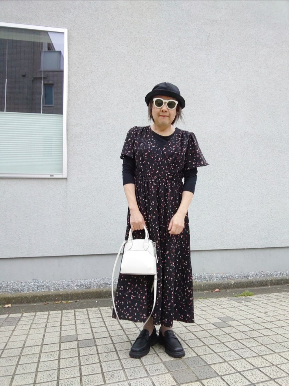 「カジュアルコーデ、シンプル、カシュクールワンピース、花柄ワンピース、バケットハット、ローファー、厚底ローファー、小花柄ワンピース」｜「GUのアイテム（ワンピース、ブラック系）」を使った、hiro_tさん（メンズ・160cm）の春コーディネートの2枚目の写真