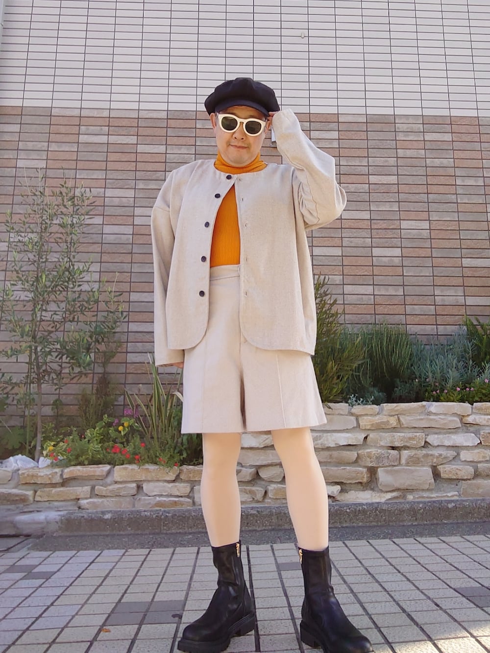 「GU、アンティカ(antiqua)、セットアップ風、タンクソールブーツ、キャスケット、ノーカラージャケット、ショートパンツ、ビタミンカラー、プチプラ、セットアップ」｜「GUのアイテム（その他パンツ、ベージュ系）」を使った、hiro_tさん（メンズ・160cm）の秋コーディネートの2枚目の写真