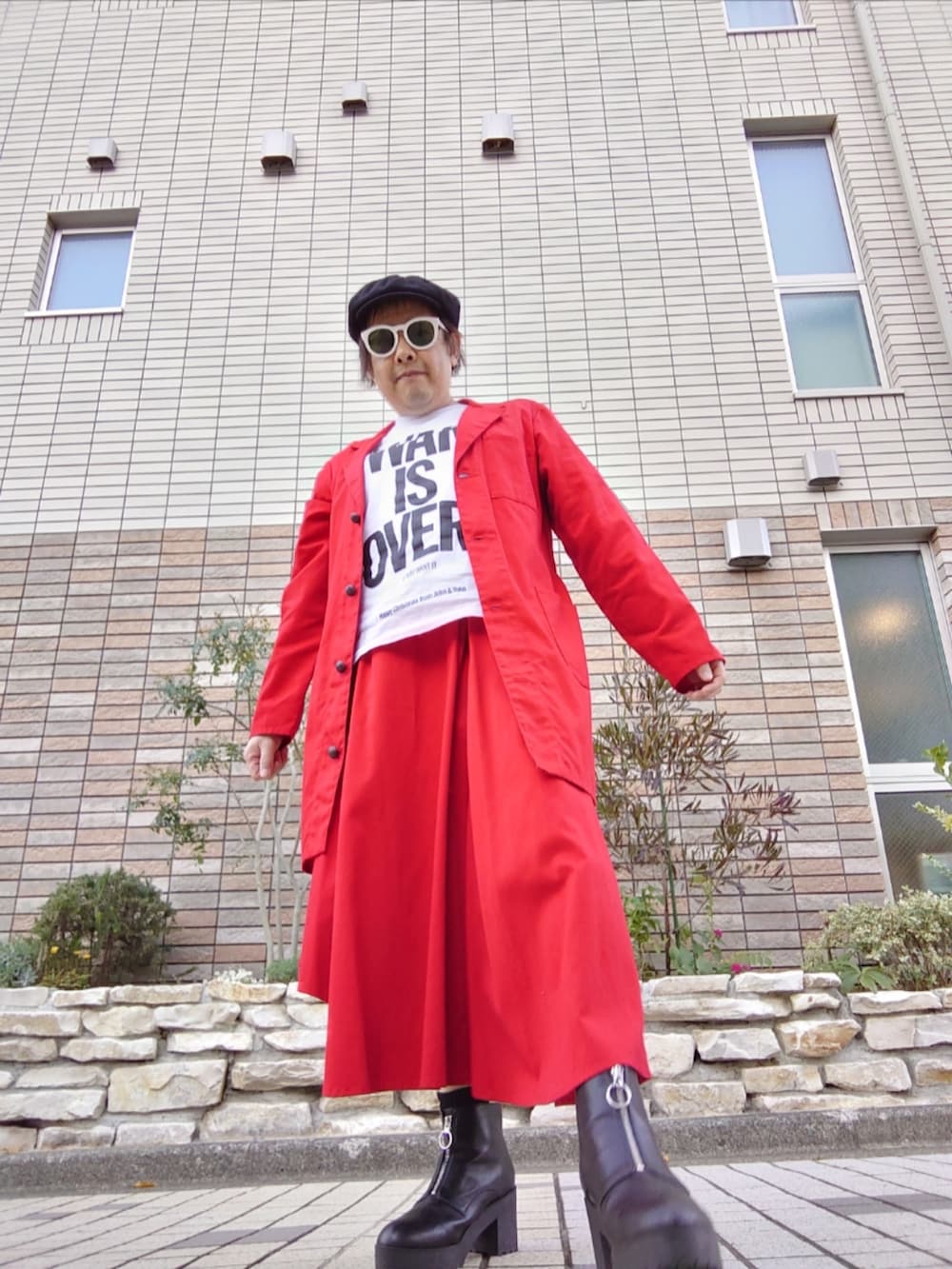 「秋服コーデ、セットアップ、ロングジャケット、アシメスカート、ハジマリスカート、メッセージTシャツ、キャスハンチング、フロントジップブーツ、ファッションを楽しもう」｜「Shigesato Yanaseのアイテム（チェスターコート、レッド系）」を使った、hiro_tさん（メンズ・160cm）の秋コーディネートの3枚目の写真