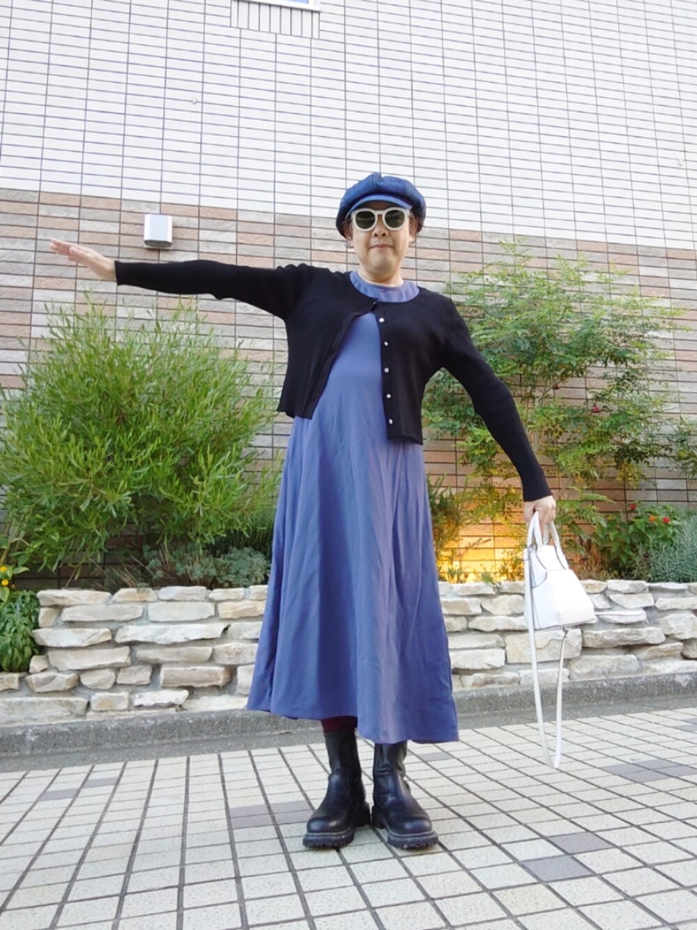 「秋服まるっと大公開、カジュアルコーデ、秋服コーデ、フレンチスリーブワンピ、クルーネックカーディガン、タンクソールブーツ、デニムキャスケット」｜「GUのアイテム（ボストンバッグ、ホワイト系）」を使った、hiro_tさん（メンズ・160cm）の秋コーディネートの3枚目の写真