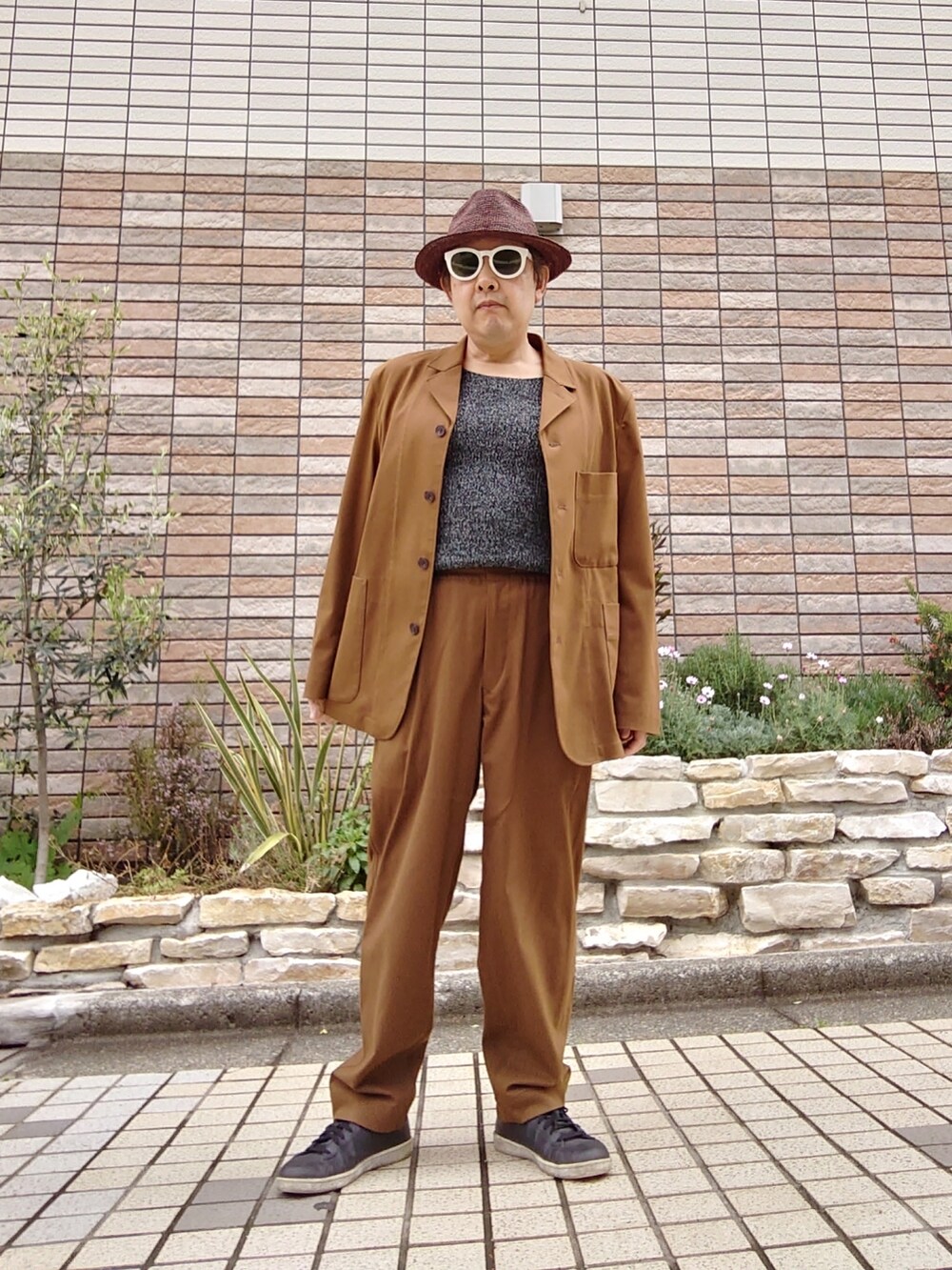 「大人カジュアル、今日のコーデ、いまどきジャケット写真、オーバーサイズ、UNIQLO U、ラフィアハット、スニーカー、セットアップ」｜「UNIQLOのメランジラウンドネックセーター（長袖）セットアップ可能（ニット/セーター、ブラック系）」を使った、hiro_tさん（メンズ・160cm）の春コーディネートの2枚目の写真