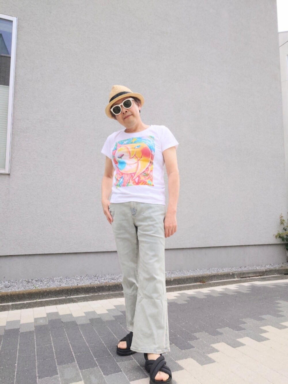 「休日コーデ、GU、アートtシャツ、デニムパンツ、フレアパンツ、Tシャツ×デニム、Tシャツ、厚底サンダル」｜「ORiental TRafficのアイテム（サンダル、ブラック系）」を使った、hiro_tさん（メンズ・160cm）の夏コーディネートの2枚目の写真