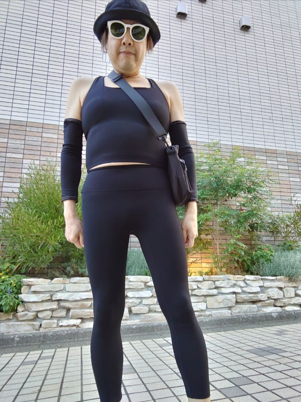「バケットハット、ウォーキングスタイル、ブラトップ、レギンス、パーカー、スニーカー、韓国ブランド、セットアップ」｜「andarのアイテム（レギンス/スパッツ、ブラック系）」を使った、hiro_tさん（メンズ・160cm）の秋コーディネートの3枚目の写真