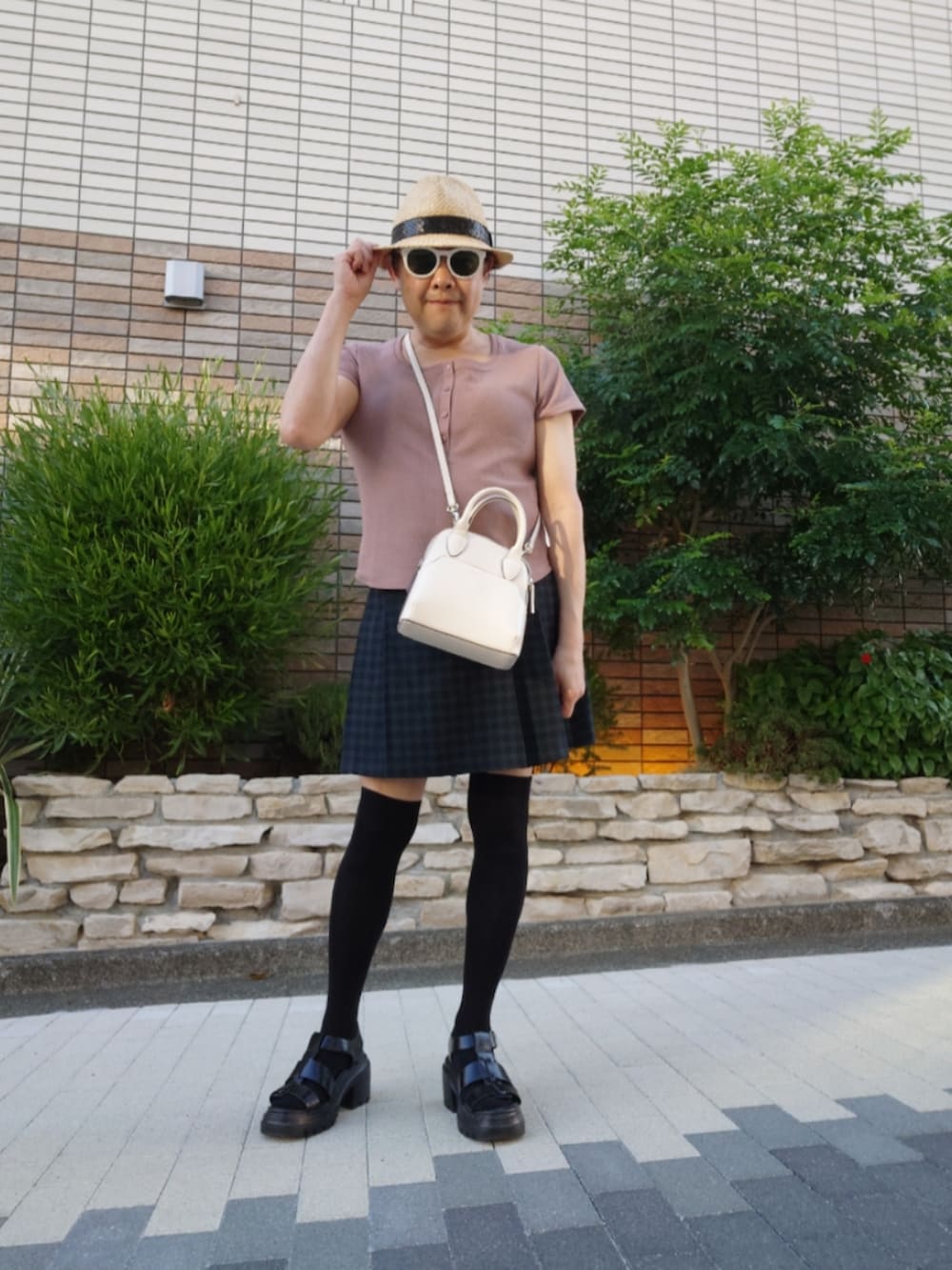 「休日コーデ、GU、シンプルスタイル、ワッフルT 、ヘンリーネック、ブラックウォッチ、スコート」｜「GUのアイテム（スカート、ブルー系）」を使った、hiro_tさん（メンズ・160cm）の夏コーディネートの2枚目の写真