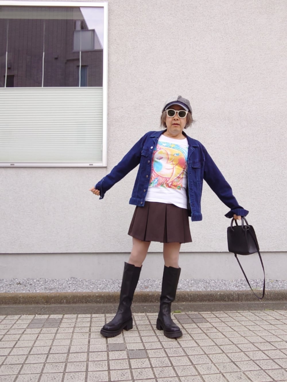 「休日コーデ、大人カジュアル、デニムジャケット、プリーツスカート、ミニスカート、プリントTシャツ、ロングブーツ、サイドゴアブーツ」｜「ORiental TRafficのアイテム（ブーツ、ブラック系）」を使った、hiro_tさん（メンズ・160cm）の春コーディネートの2枚目の写真