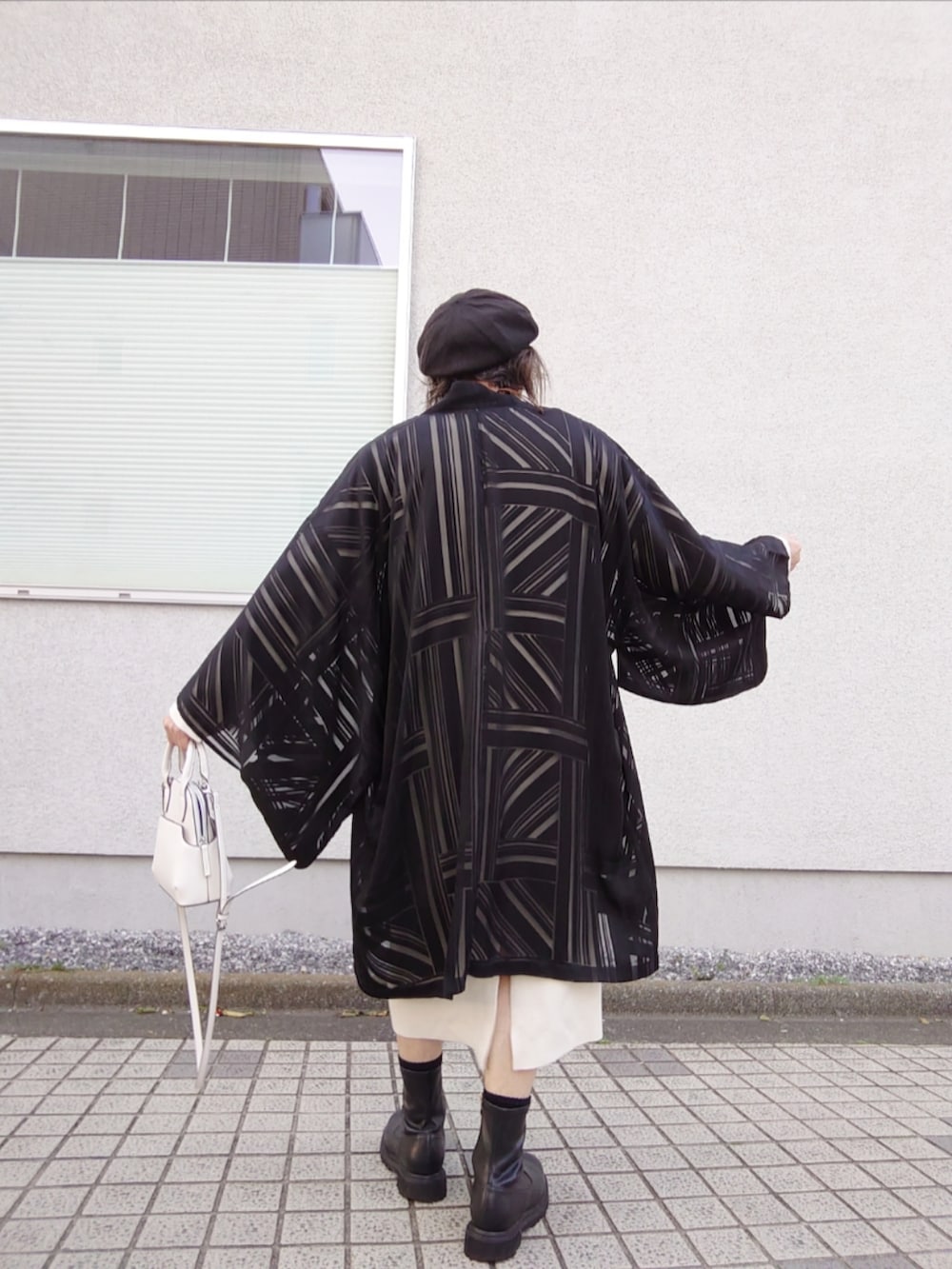 「お出かけコーデ、春のNewスタイル、オトナカジュアル、羽織、ニットワンピース、キャスケット、タンクソールブーツ、幾何学模様」｜「GUのアイテム（ワンピース、ホワイト系）」を使った、hiro_tさん（メンズ・160cm）の春コーディネートの3枚目の写真