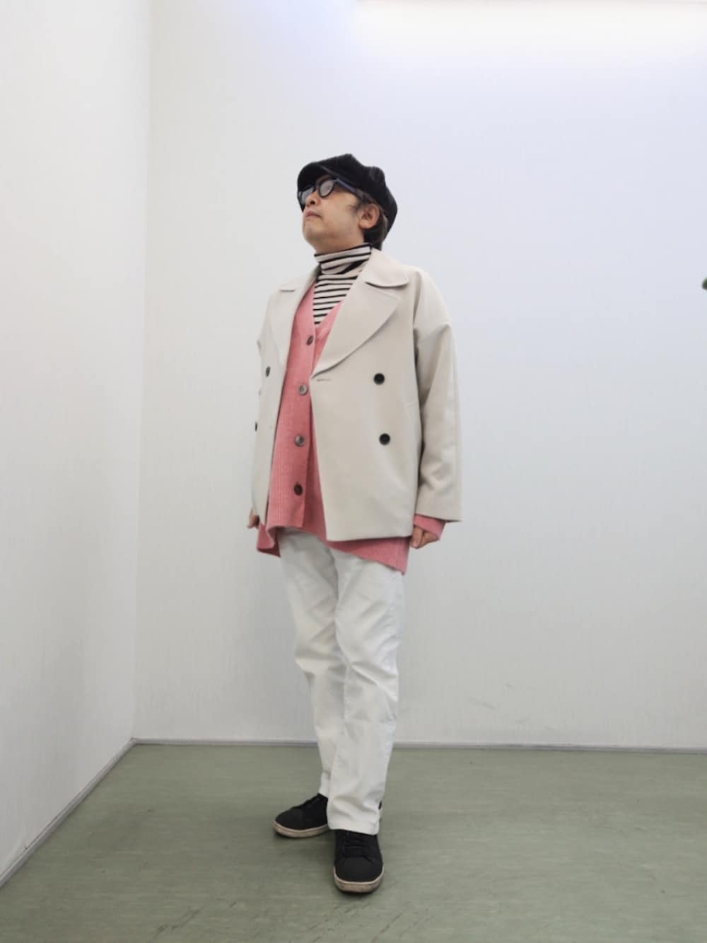 「今日のコーデ、春色、メガネ男子、ピーコート、カーディガン、オーバーサイズ、タートルネックニット、ボーダートップス、ホワイトデニムパンツ、キャスケット、スニーカー」｜「UNIQLOのアイテム（デニムパンツ、ホワイト系）」を使った、hiro_tさん（メンズ・160cm）の冬コーディネートの2枚目の写真