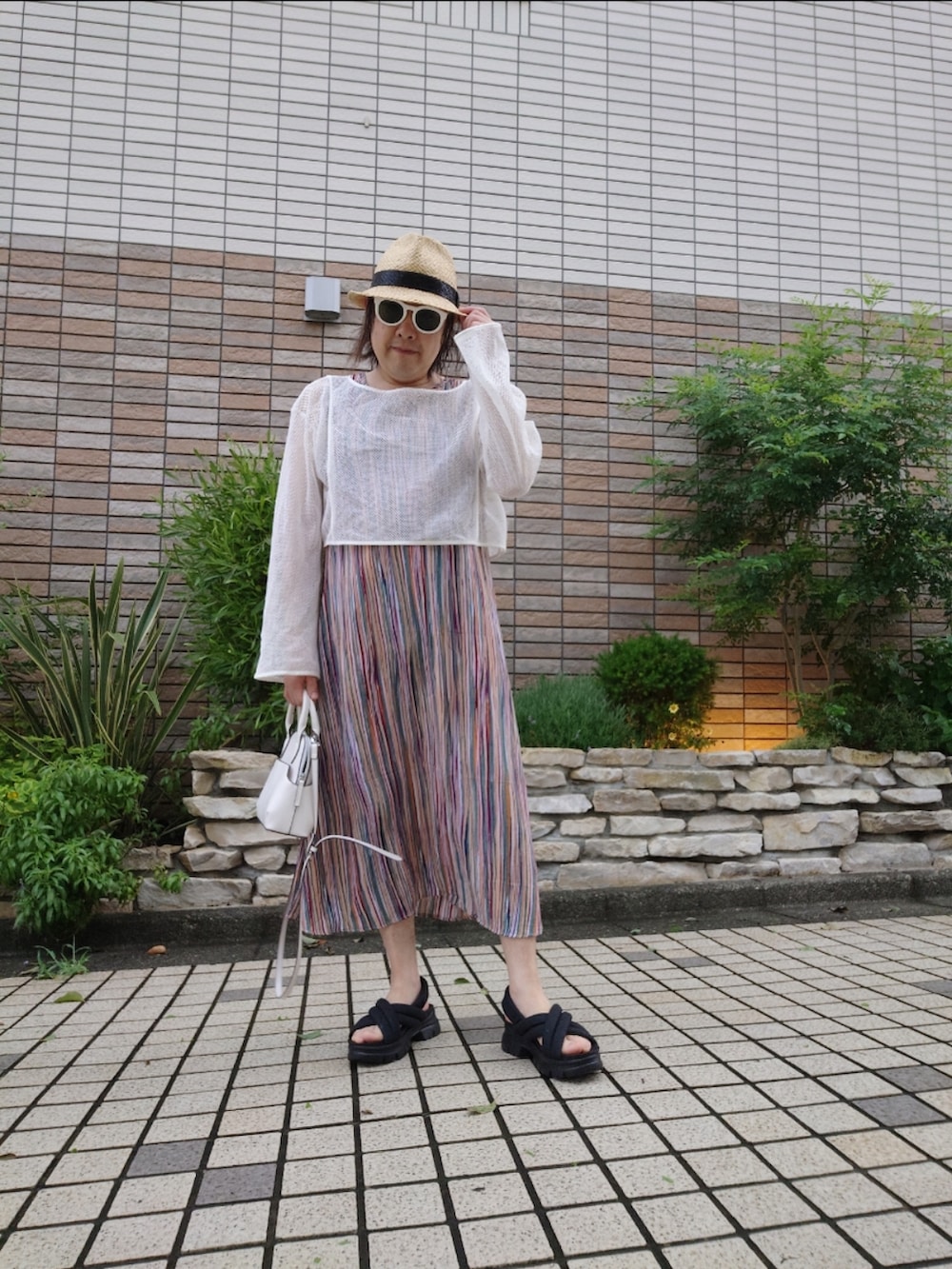 「休日コーデ、カジュアルコーデ、メッシュトップス、タンクワンピース、ワンピースコーデ、マルチストライプ、中折れハット、サンダル」｜「GUのアイテム（Tシャツ/カットソー、ホワイト系）」を使った、hiro_tさん（メンズ・160cm）の夏コーディネートの2枚目の写真