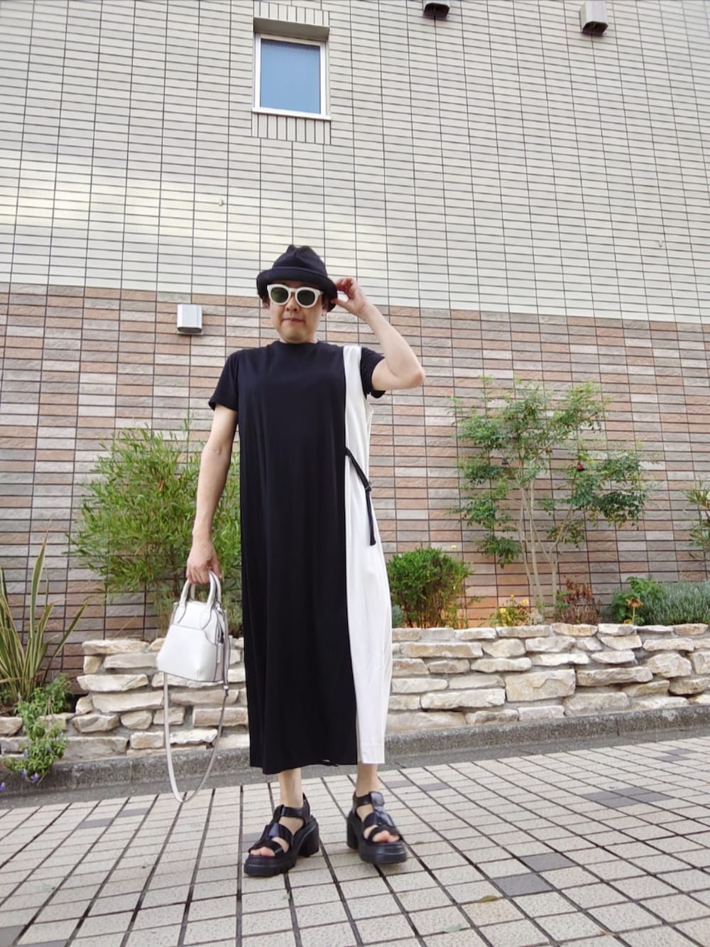 「夏、シンプル、オトナカジュアル、ノースリーブワンピース、グルカサンダル、ハット、ミニボストン、ワンピース、モノトーン」｜「Paul Smithの【洗える】カラーブロッキングジャージー ワンピース（ワンピース、ブラック系）」を使った、hiro_tさん（メンズ・160cm）の夏コーディネートの2枚目の写真