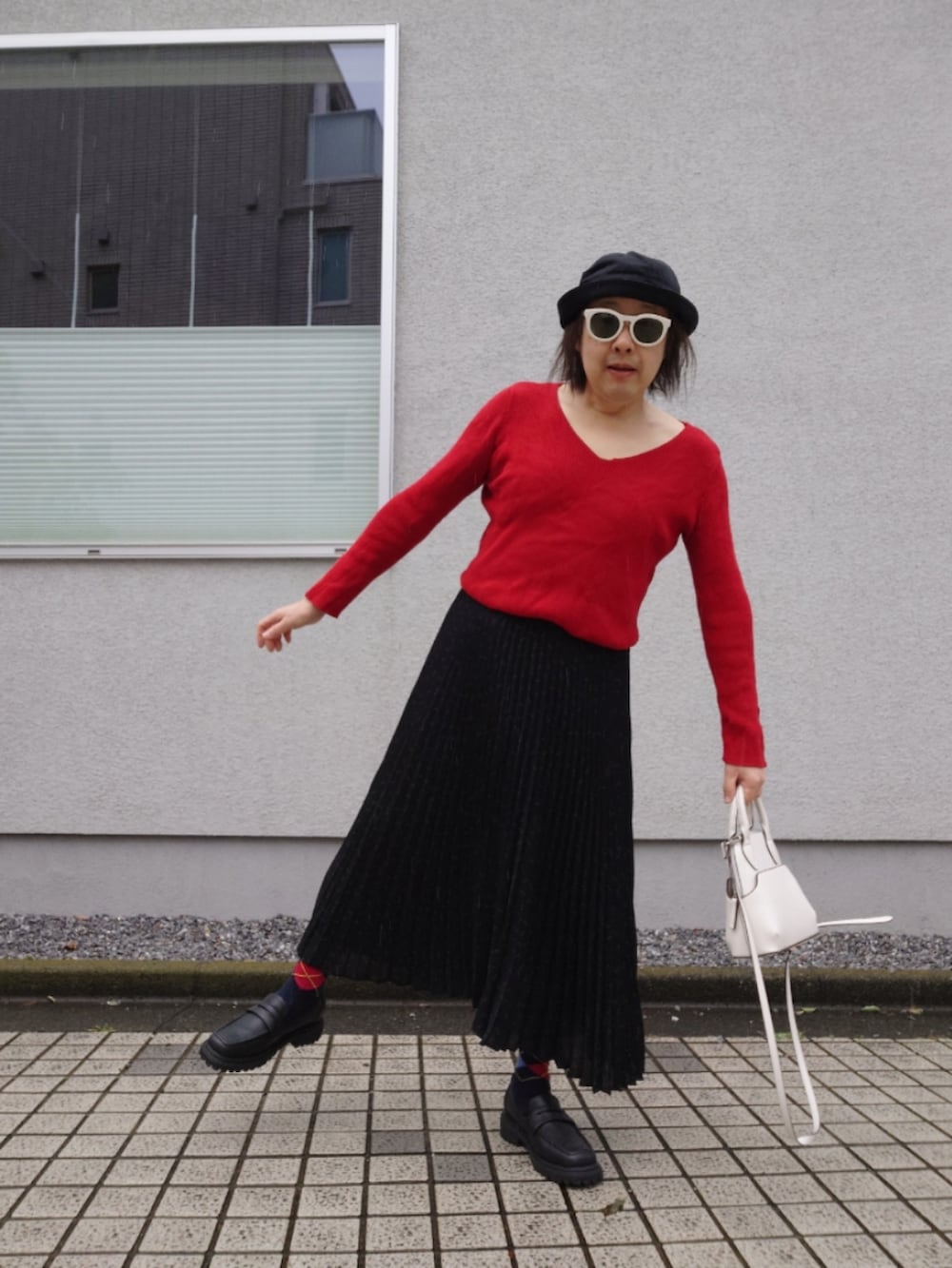 「大人カジュアル、プリーツスカート、ドット柄、Vネック、袖ボタンニット、バケットハット、厚底ローファー、赤黒コーデ」｜「UNIQLOのアイテム（スカート、ブラック系）」を使った、hiro_tさん（メンズ・160cm）の夏コーディネートの2枚目の写真