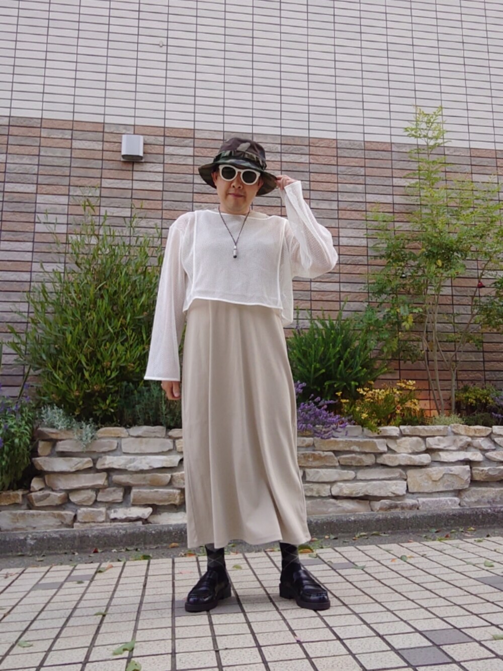 「このスタイルがお気に入り、夏コーデ、バケットハット、ノースリーブワンピース、メッシュTシャツ、カモフラージュ、ローファーサンダル、セットアップ」｜「GUのアイテム（Tシャツ/カットソー、ホワイト系）」を使った、hiro_tさん（メンズ・160cm）の夏コーディネートの2枚目の写真