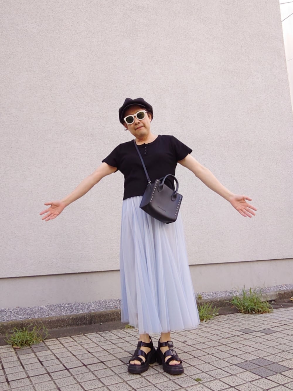 「夏コーデ、休日コーデ、モノトーンコーデ、ヘンリーネックＴシャツ、ワッフルTシャツ、チュールスカート、キャスケット、グルカサンダル」｜「GUのアイテム（Tシャツ/カットソー、ブラック系）」を使った、hiro_tさん（メンズ・160cm）の夏コーディネートの2枚目の写真