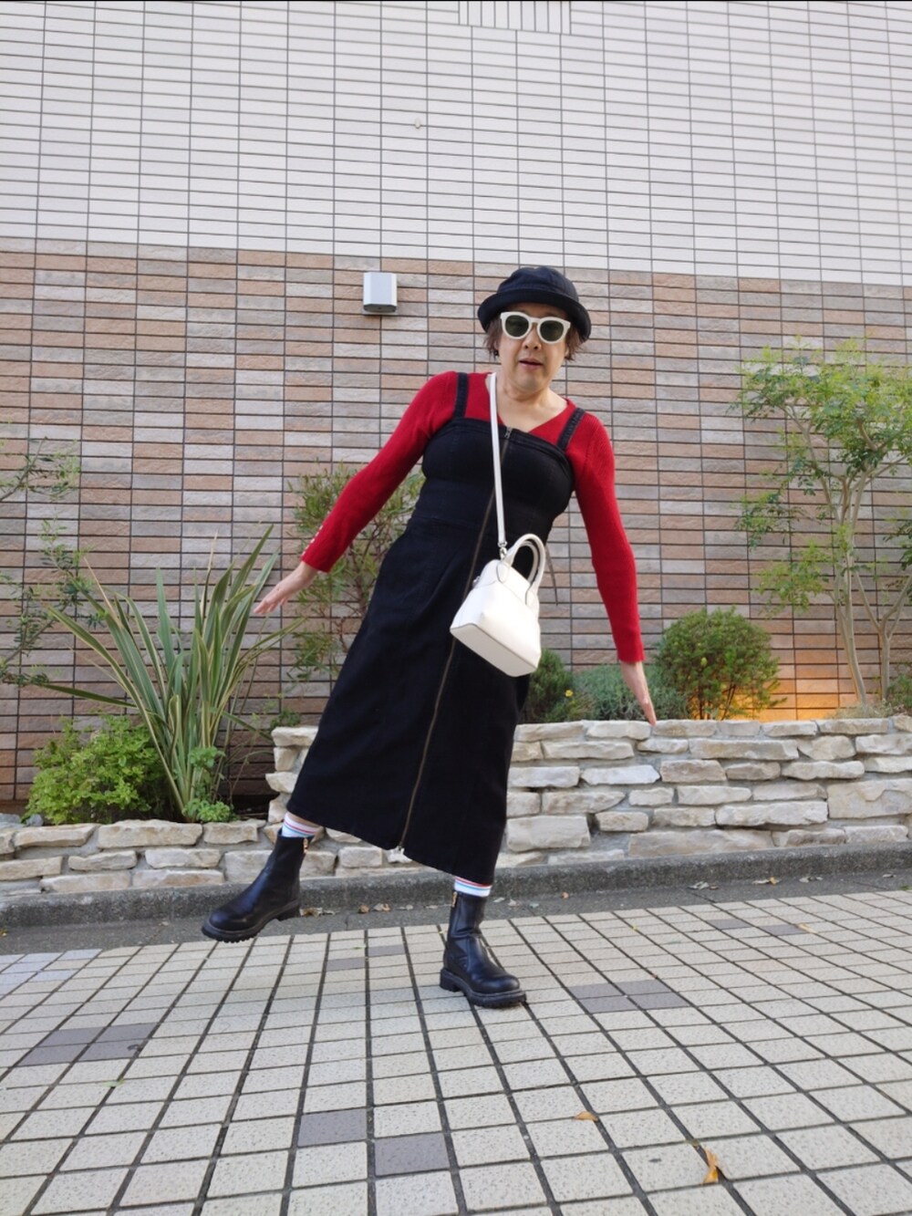 「秋っぽコーデ更新中、GU、ジップアップワンピース、デニムワンピース、フロントジップデニムワンピース、Vネックニット、タンクソールブーツ、バケットハット、カジュアルコーデ、デニム」｜「GUのアイテム（ワンピース、ブラック系）」を使った、hiro_tさん（メンズ・160cm）の秋コーディネートの2枚目の写真