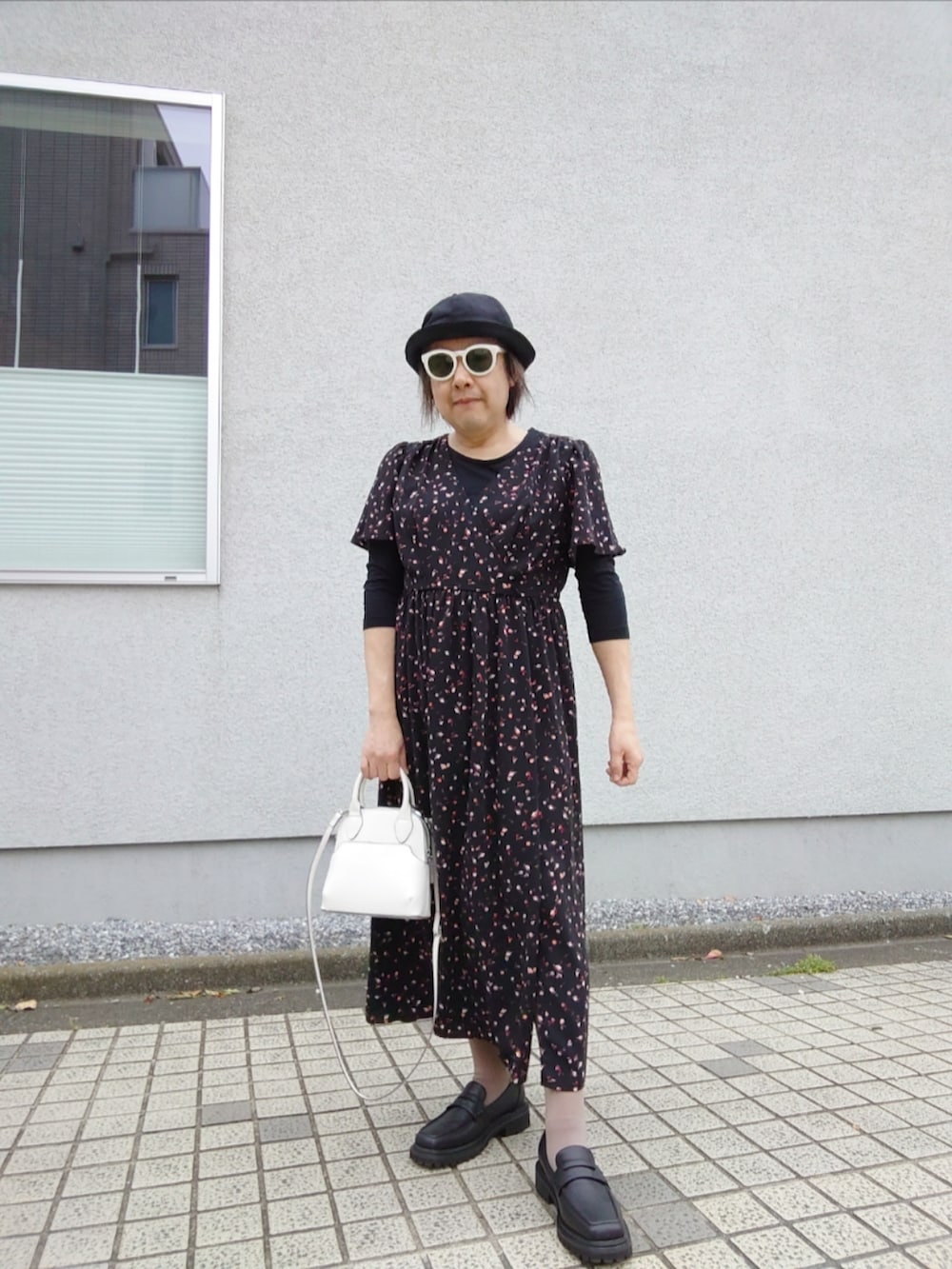 「カジュアルコーデ、シンプル、カシュクールワンピース、花柄ワンピース、バケットハット、ローファー、厚底ローファー、小花柄ワンピース」｜「GUのアイテム（ワンピース、ブラック系）」を使った、hiro_tさん（メンズ・160cm）の春コーディネートの3枚目の写真