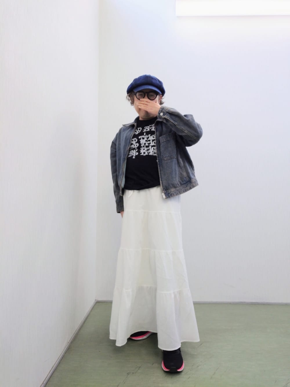 「春めき満開コーデ、春コーデ、デニムジャケット、デニムキャスケット、バンドTシャツ、スニーカー、カジュアルコーデ」｜「GUのアイテム（スカート、ホワイト系）」を使った、hiro_tさん（メンズ・160cm）の春コーディネートの2枚目の写真