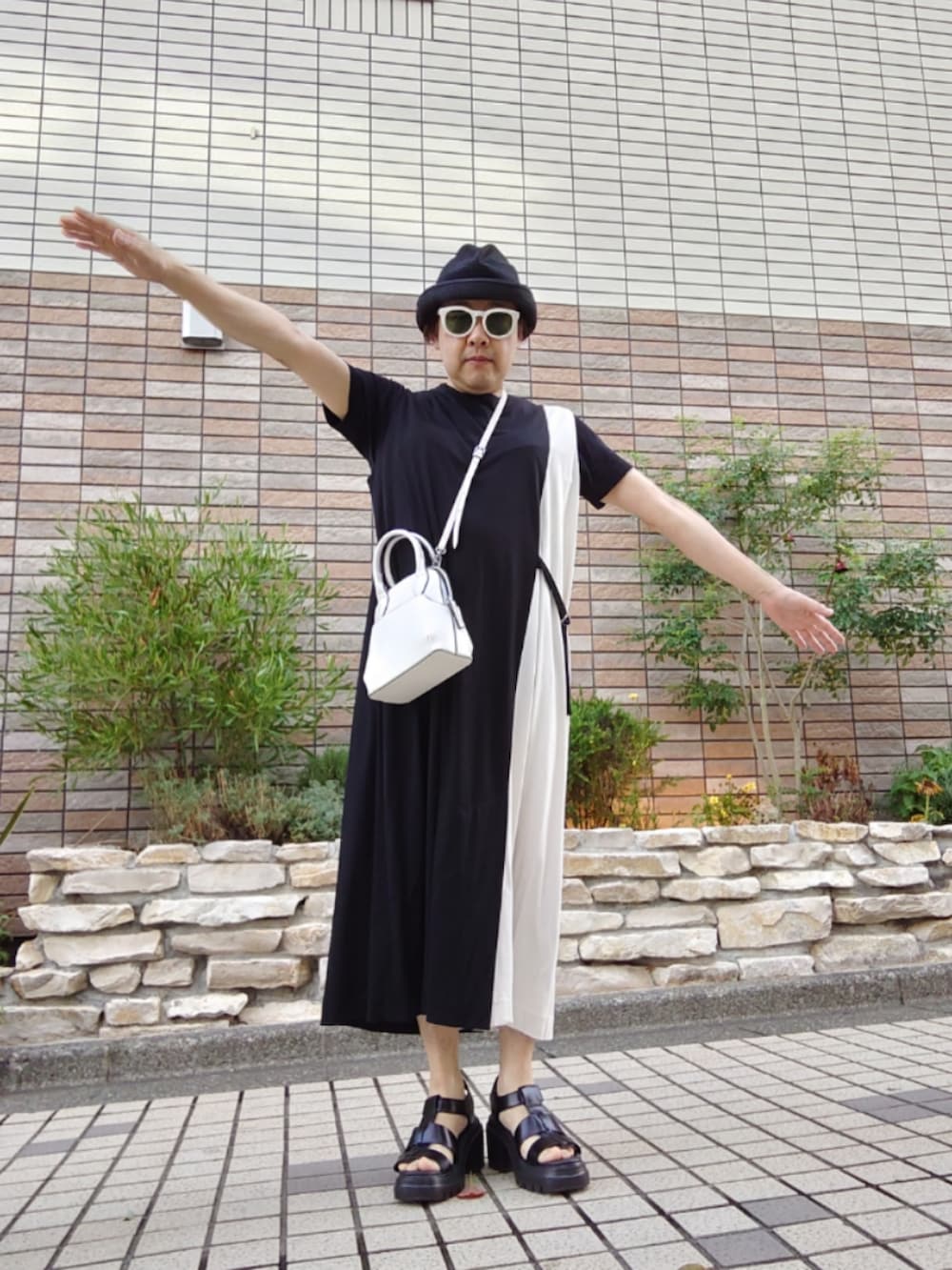 「夏、シンプル、オトナカジュアル、ノースリーブワンピース、グルカサンダル、ハット、ミニボストン、ワンピース、モノトーン」｜「Paul Smithの【洗える】カラーブロッキングジャージー ワンピース（ワンピース、ブラック系）」を使った、hiro_tさん（メンズ・160cm）の夏コーディネートの3枚目の写真