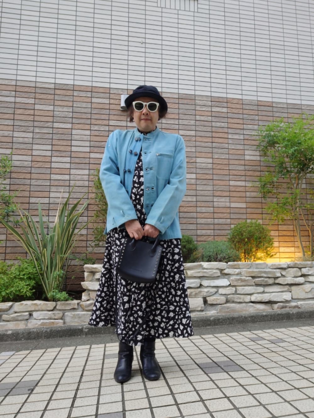 「秋コーデ、今日のコーデ、大人カジュアル、デニムジャケット、マオカラ―、花柄ワンピース、シャツワンピース、ショートブーツ、バケットハット」｜「LEHのアイテム（デニムジャケット、ブルー系）」を使った、hiro_tさん（メンズ・160cm）の秋コーディネートの2枚目の写真