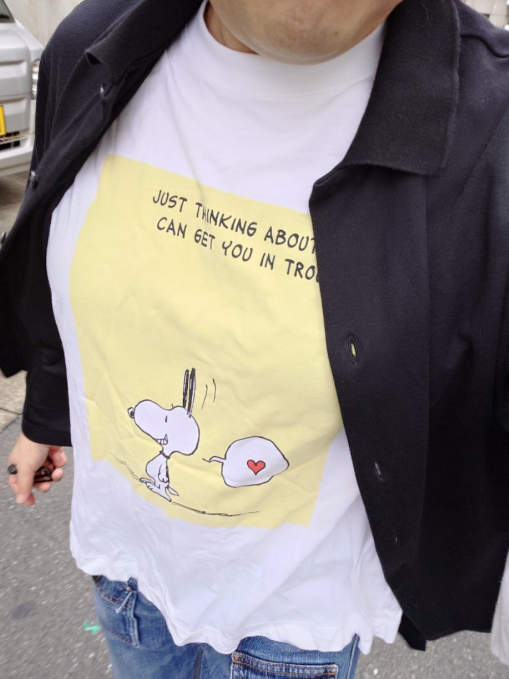 「メンズファッション、ポロカーディガン、スヌーピーT、デニムパンツ、キャスケット、カジュアルコーデ」｜「UNIQLOのアイテム（デニムパンツ、ブルー系）」を使った、hiro_tさん（メンズ・160cm）の夏コーディネートの3枚目の写真