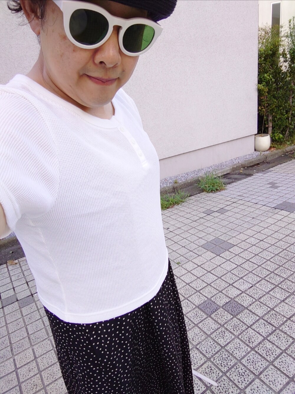 「夏コーデ、カジュアルコーデ、ヘンリーネックＴシャツ、ワッフルTシャツ、ドット柄、キャミソールワンピ、ハット、グルカサンダル」｜「ABC-MARTのABC SELECT エービーシーセレクト PL GURKHA SND 8 プラットグルカサンダル 8 W2024 BLACK（サンダル、ブラック系）」を使った、hiro_tさん（メンズ・160cm）の夏コーディネートの3枚目の写真